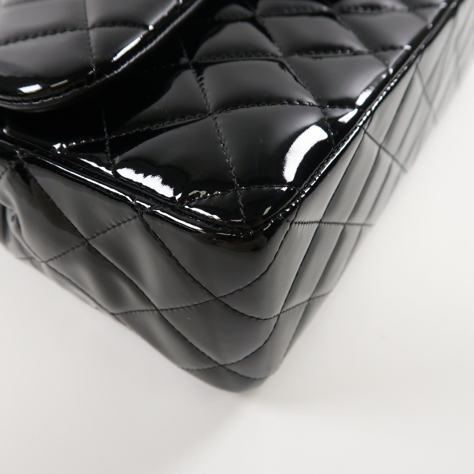CHANEL 菱格漆皮皮革Classic Jumbo銀扣鏈帶肩背袋黑色