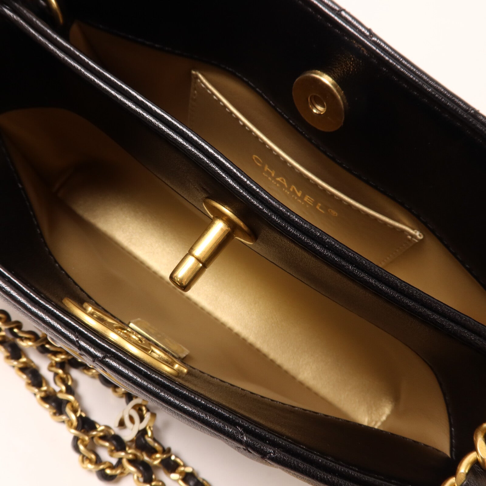 CHANEL 羊皮皮革Mini Hobo Bag鏈帶肩背袋