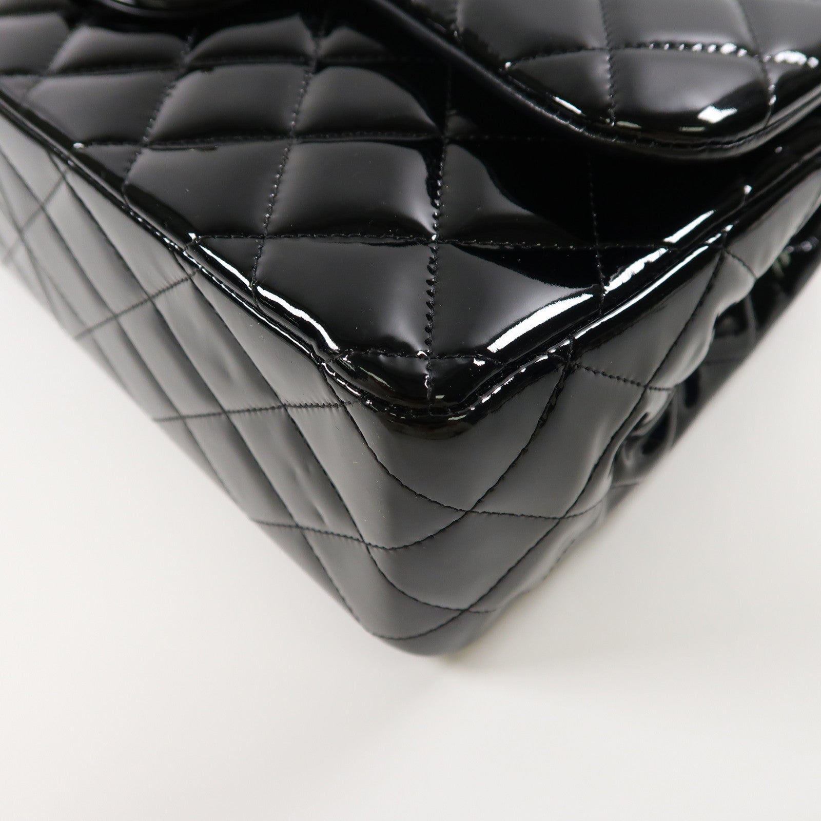 CHANEL 菱格漆皮皮革Classic Jumbo銀扣鏈帶肩背袋黑色
