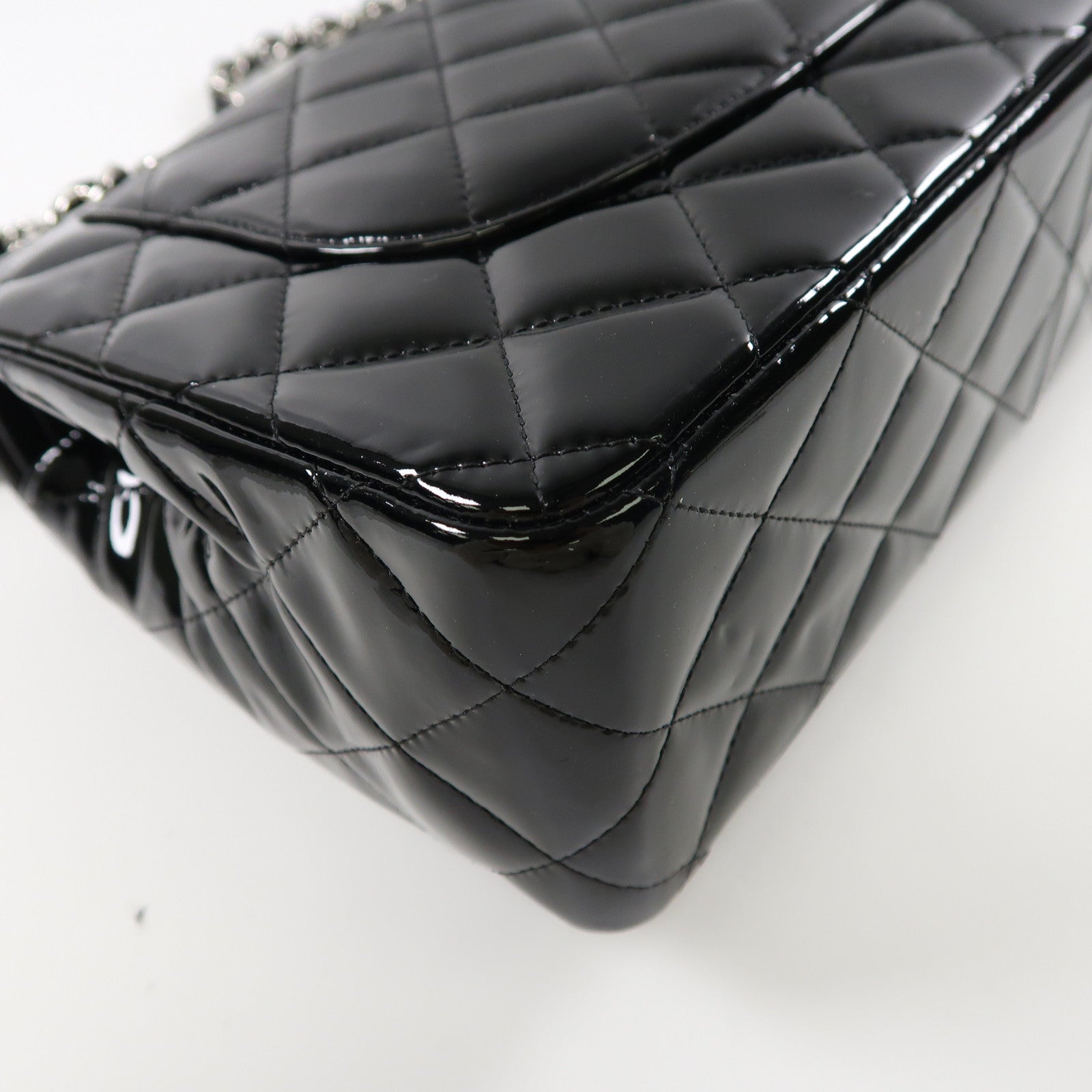 CHANEL 菱格漆皮皮革Classic Jumbo銀扣鏈帶肩背袋黑色