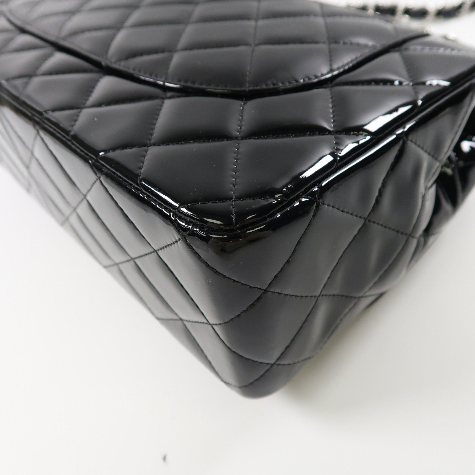 CHANEL 菱格漆皮皮革Classic Jumbo銀扣鏈帶肩背袋黑色