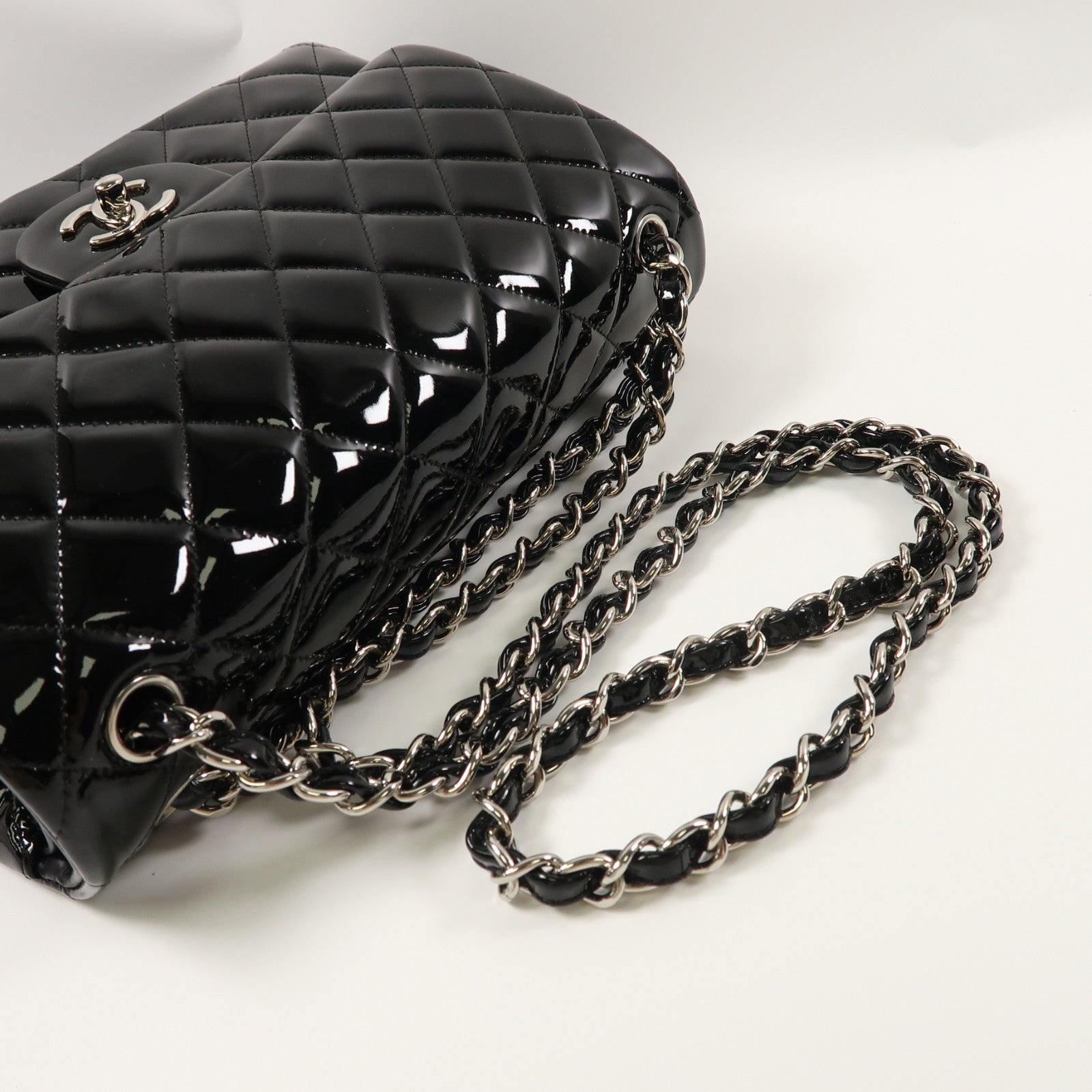 CHANEL 菱格漆皮皮革Classic Jumbo銀扣鏈帶肩背袋黑色