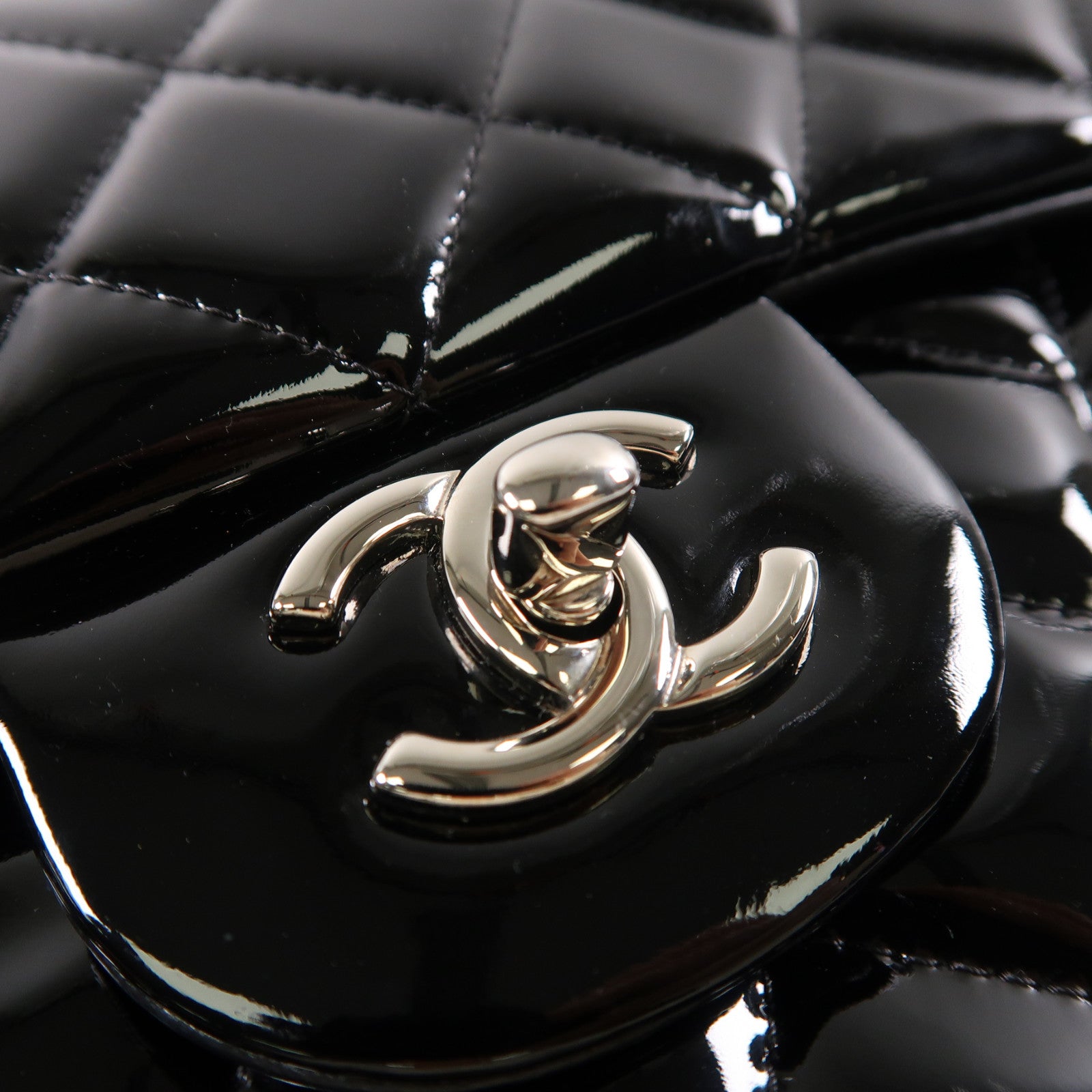 CHANEL 菱格漆皮皮革Classic Jumbo銀扣鏈帶肩背袋黑色