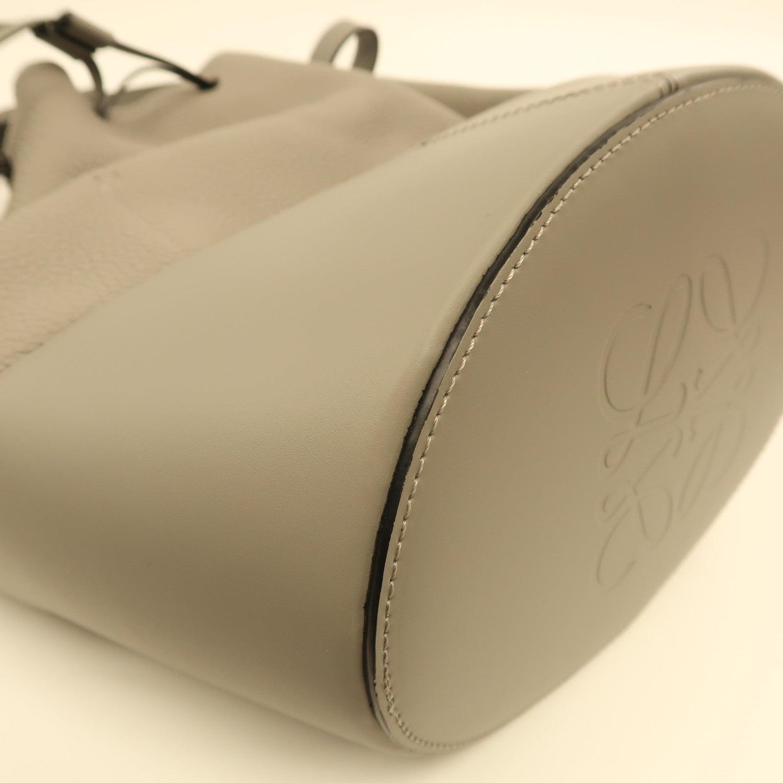 LOEWE 牛皮皮革Balloon Medium Bucket銀扣手挽肩背兩用袋灰色