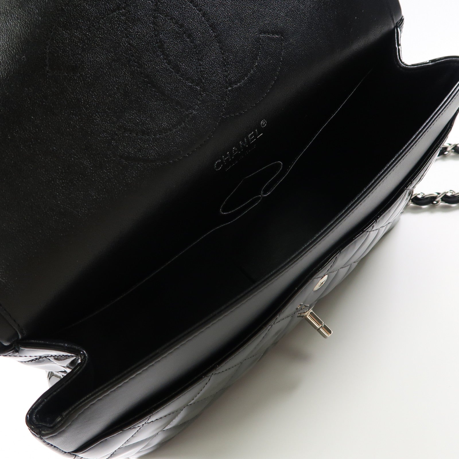 CHANEL 菱格漆皮皮革Classic Jumbo銀扣鏈帶肩背袋黑色