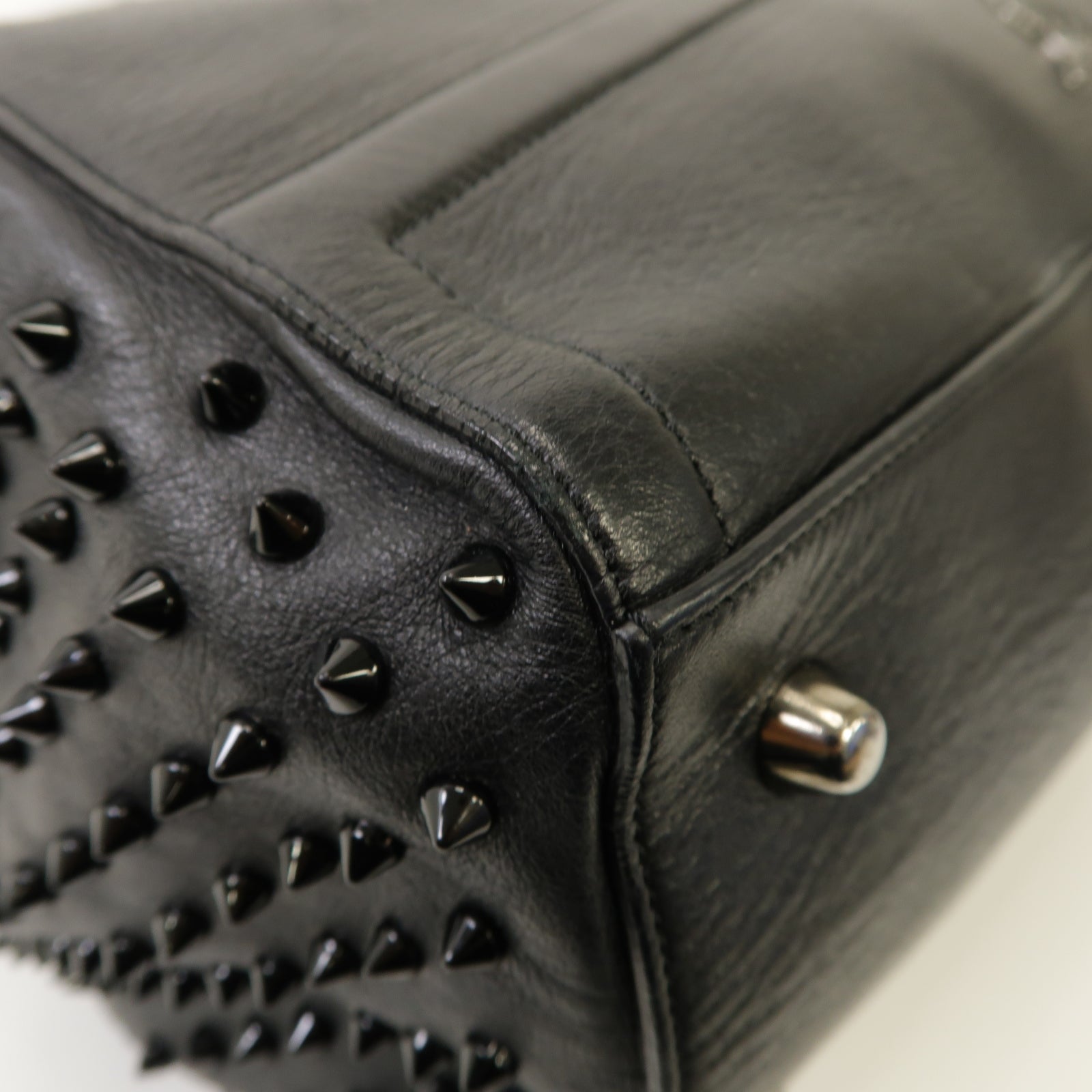 Christian Louboutin 牛皮皮革Shoulder Bag銀扣肩背袋黒色