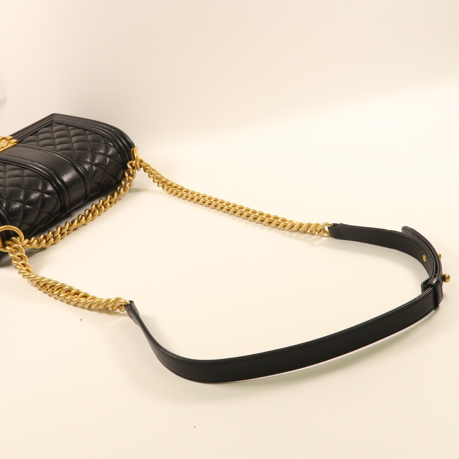 CHANEL 【激減優惠】菱格牛皮皮革Boy 25金扣鏈帶肩背袋黑色