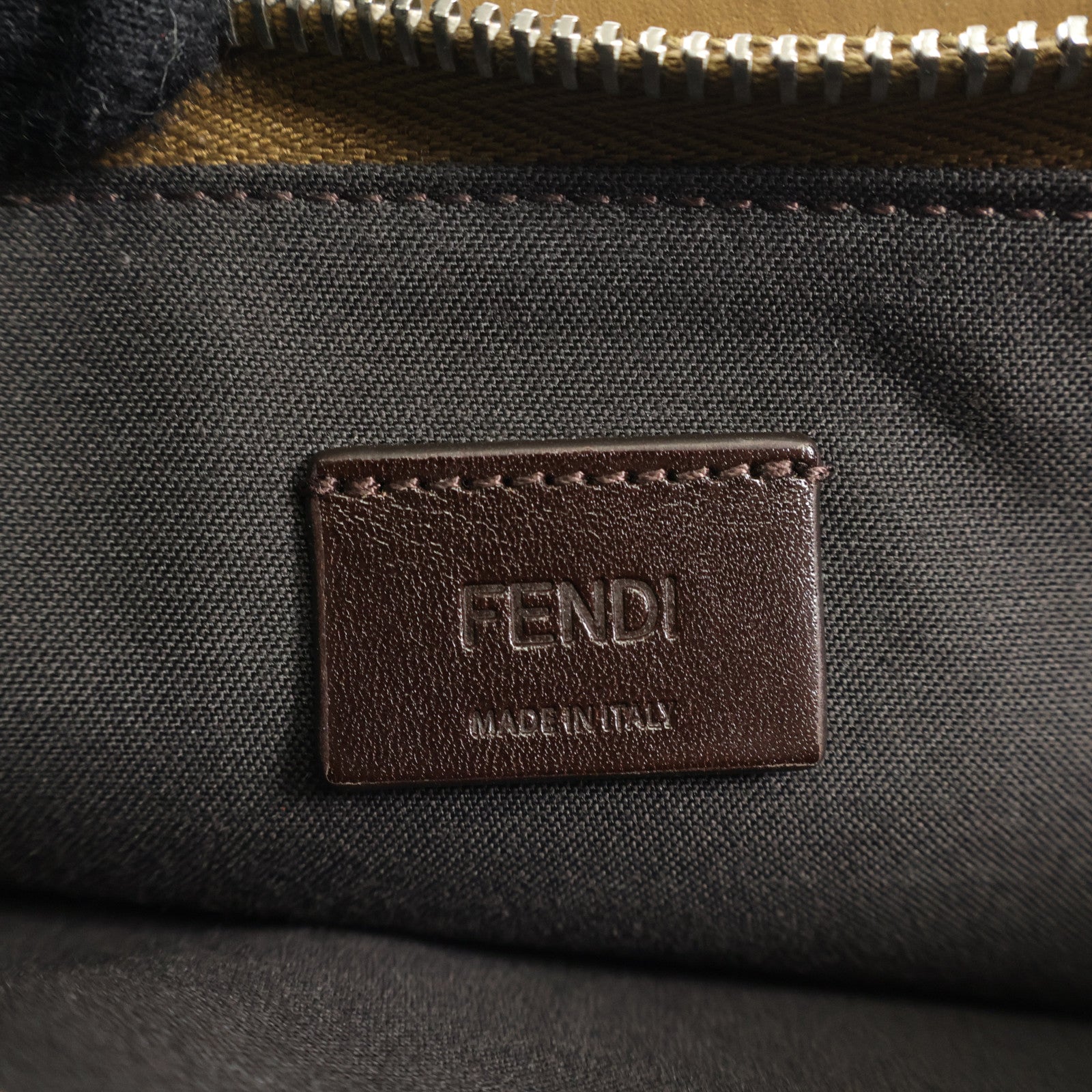 FENDI 牛皮皮革Pouch銀扣手拿包