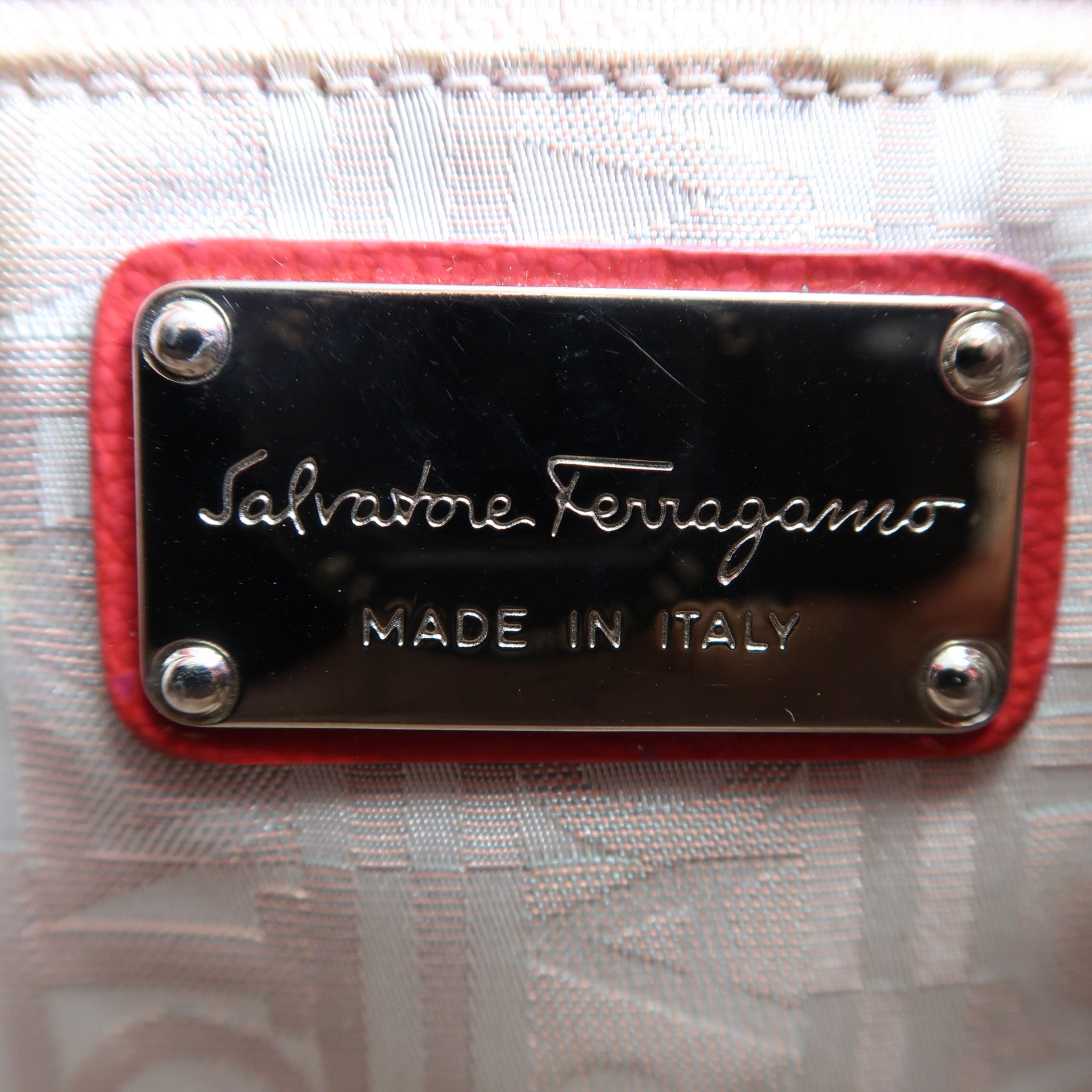 Salvatore Ferragamo 牛皮皮革Shoulder Bag銀扣肩背袋