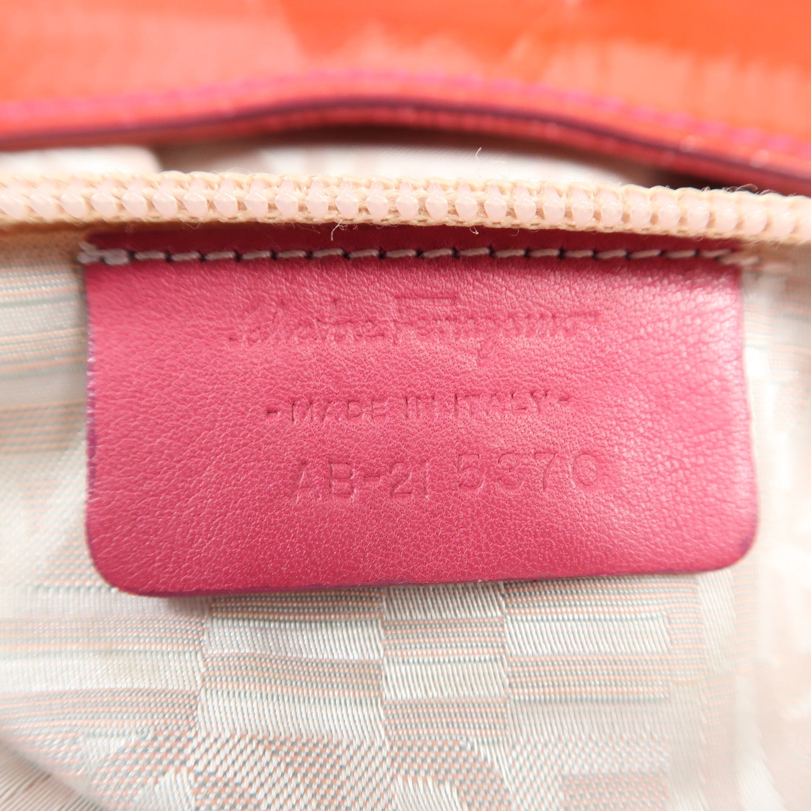 Salvatore Ferragamo 牛皮皮革Shoulder Bag銀扣肩背袋