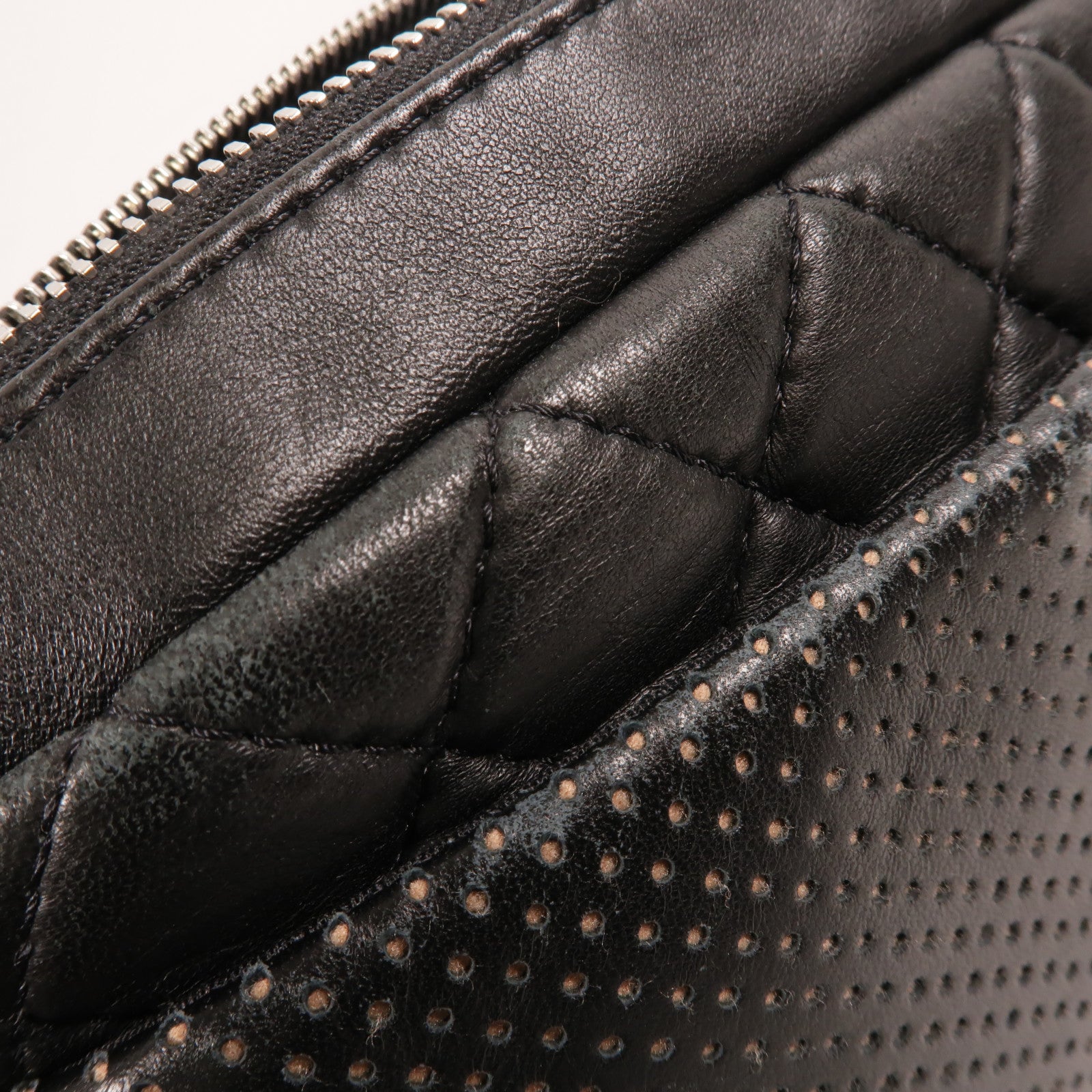 CHANEL 羊皮皮革Perforated Multi Pocket Camera Case肩背袋