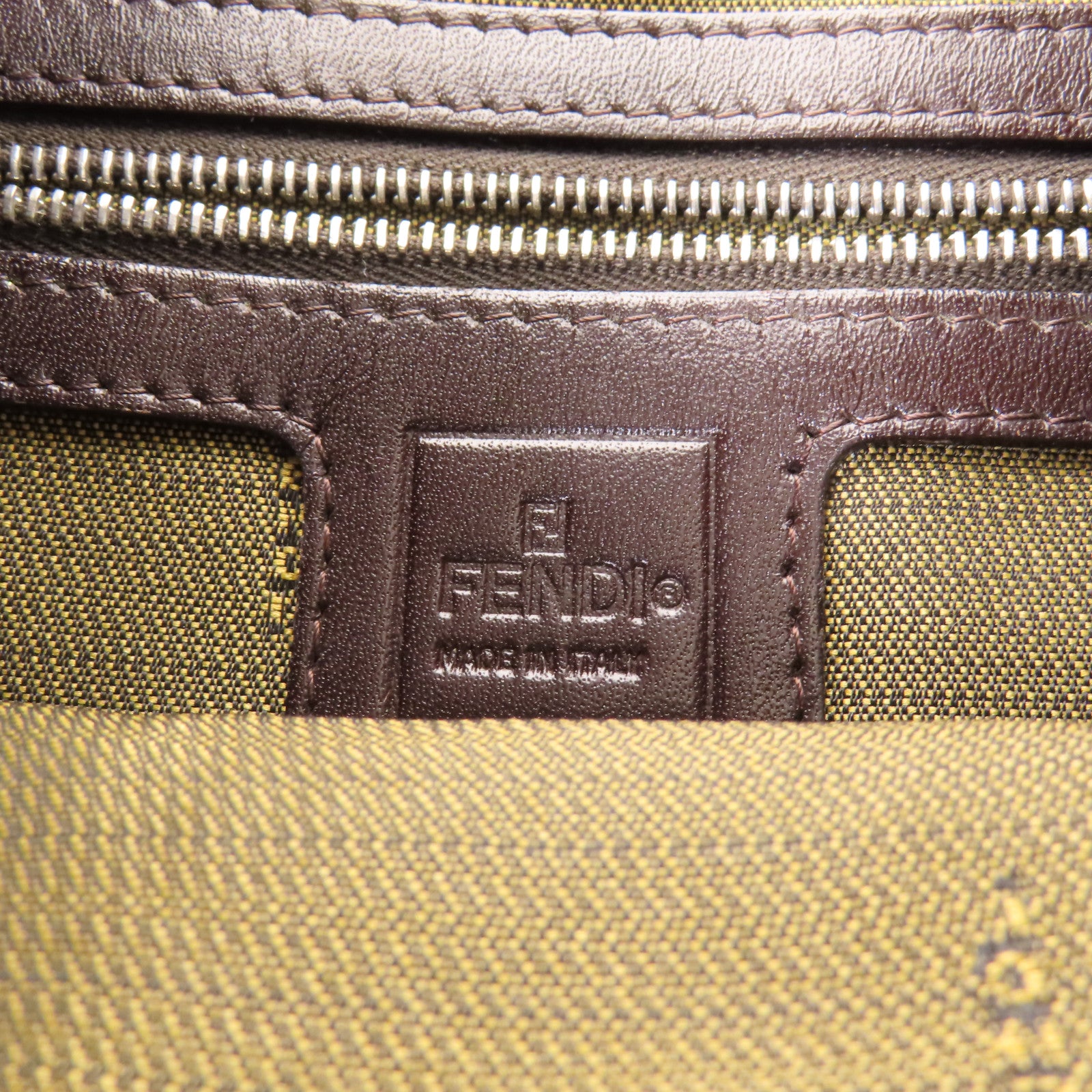 FENDI 帆布Zucca Shoulder Bag銀扣肩背袋