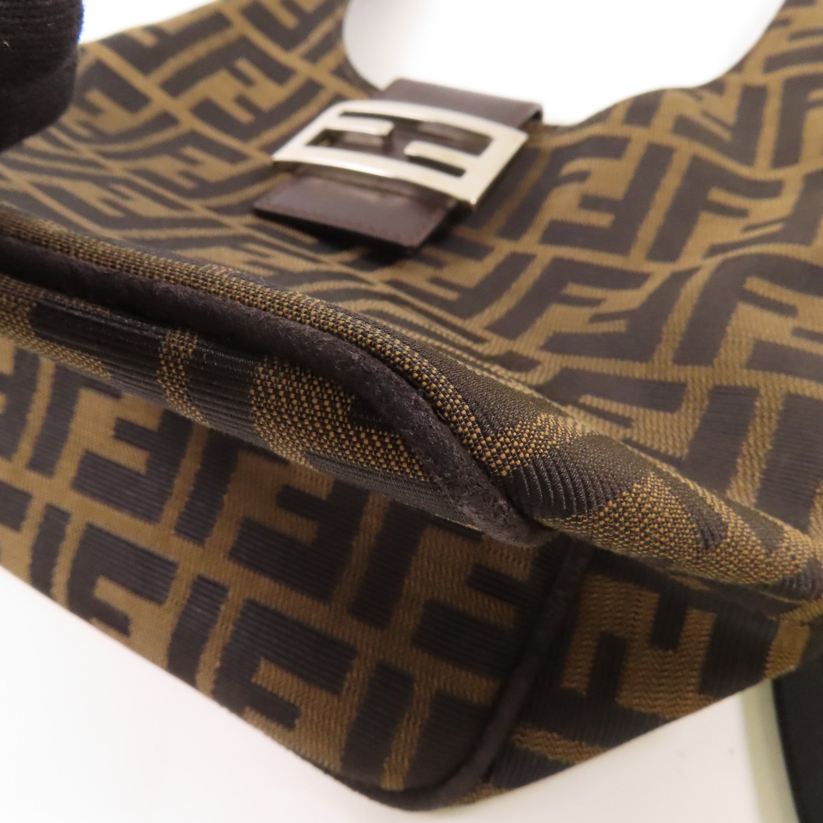 FENDI 帆布Zucca Shoulder Bag銀扣肩背袋