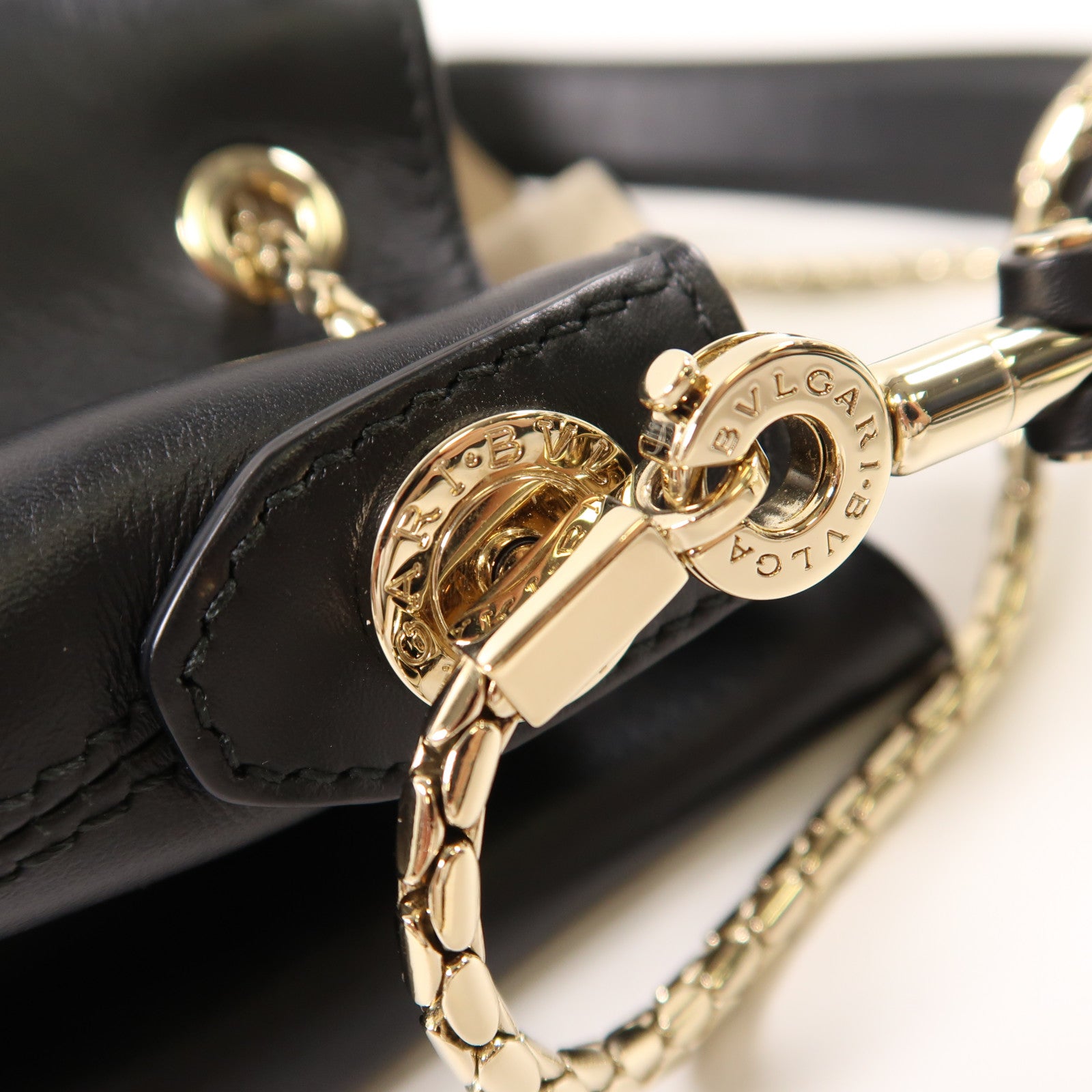 BVLGARI 牛皮皮革Chain Shoulder金扣鏈帶肩背袋黑色