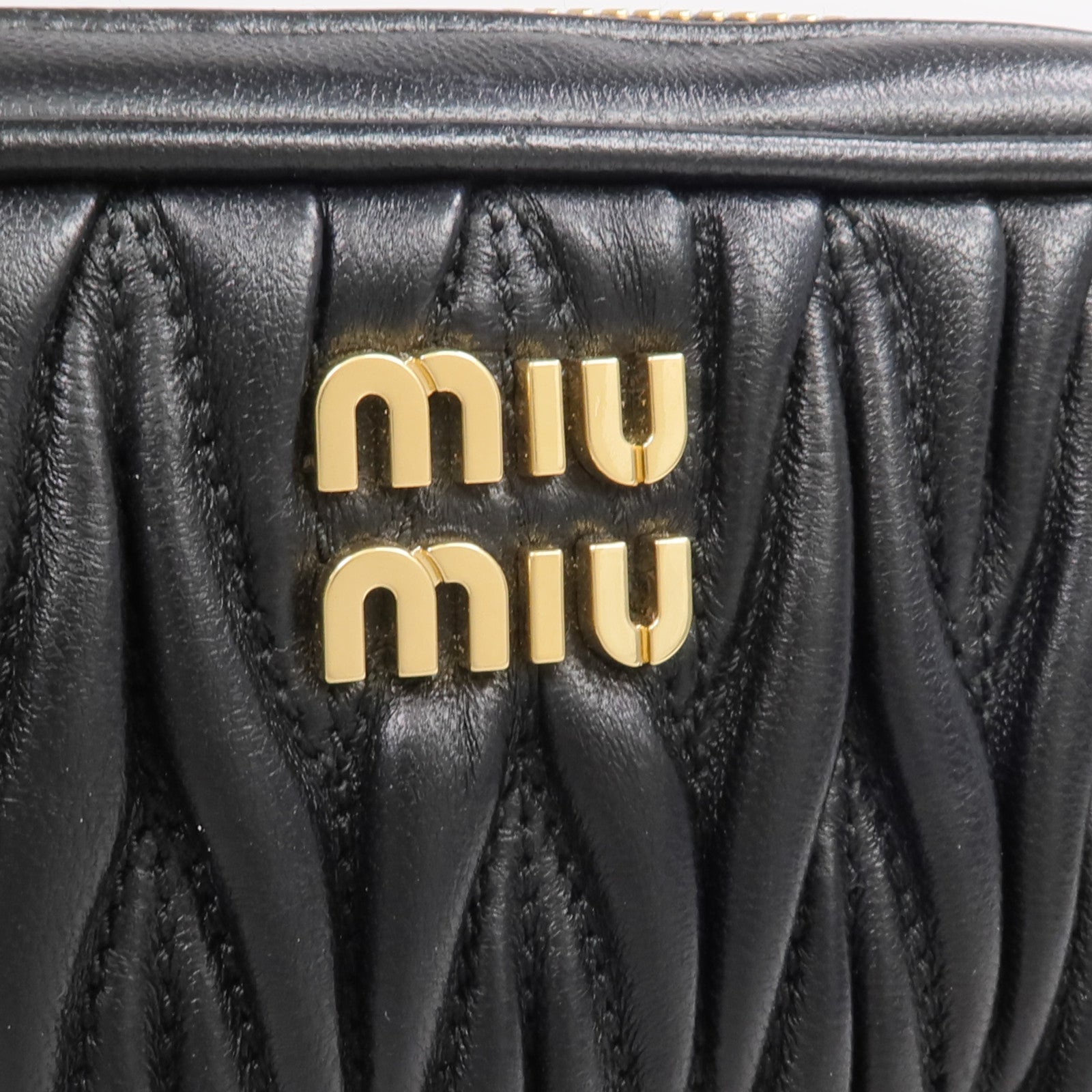 Miu Miu 羊皮皮革Pouch金扣手拿包