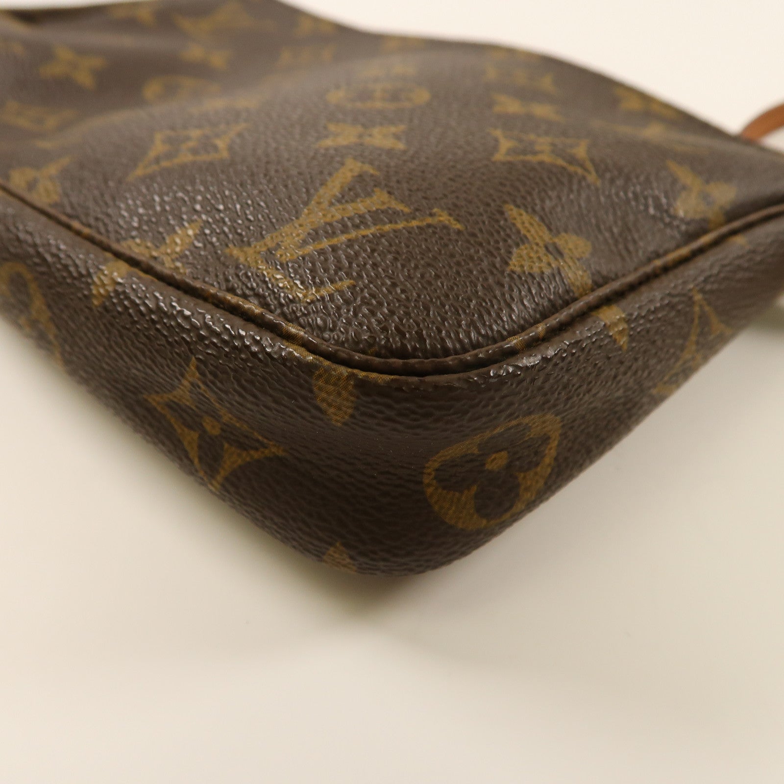 LOUIS VUITTON Monogram Pochette Accessoire金扣手拿包啡色