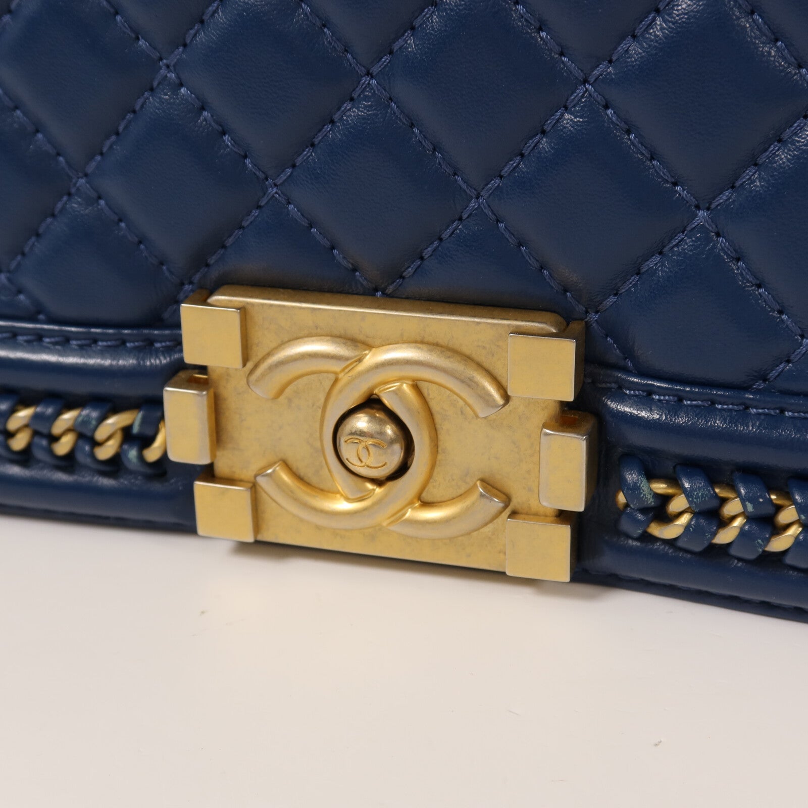 CHANEL 羊皮皮革Boy 25金扣鏈帶肩背袋