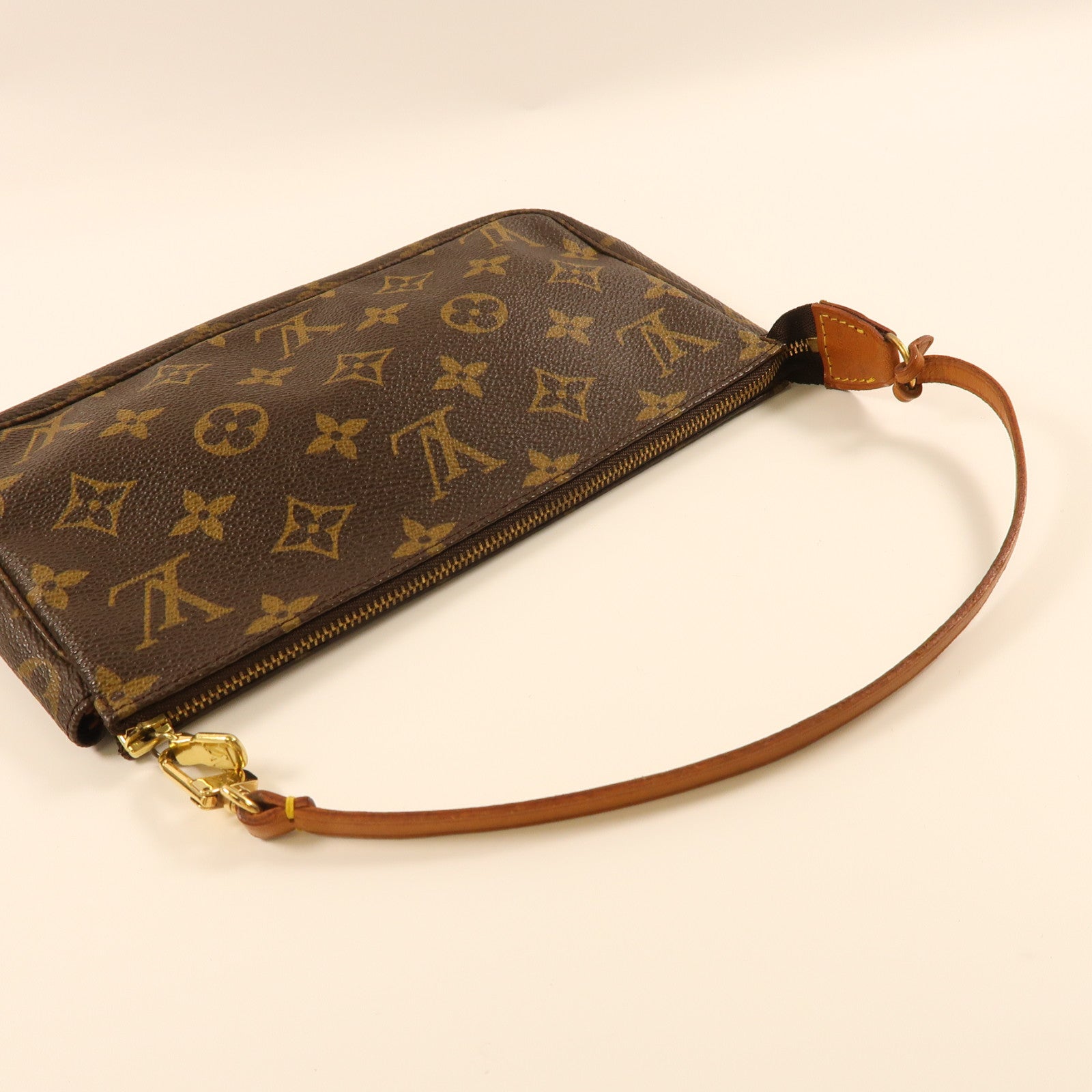LOUIS VUITTON Monogram Pochette Accessoire金扣手拿包啡色