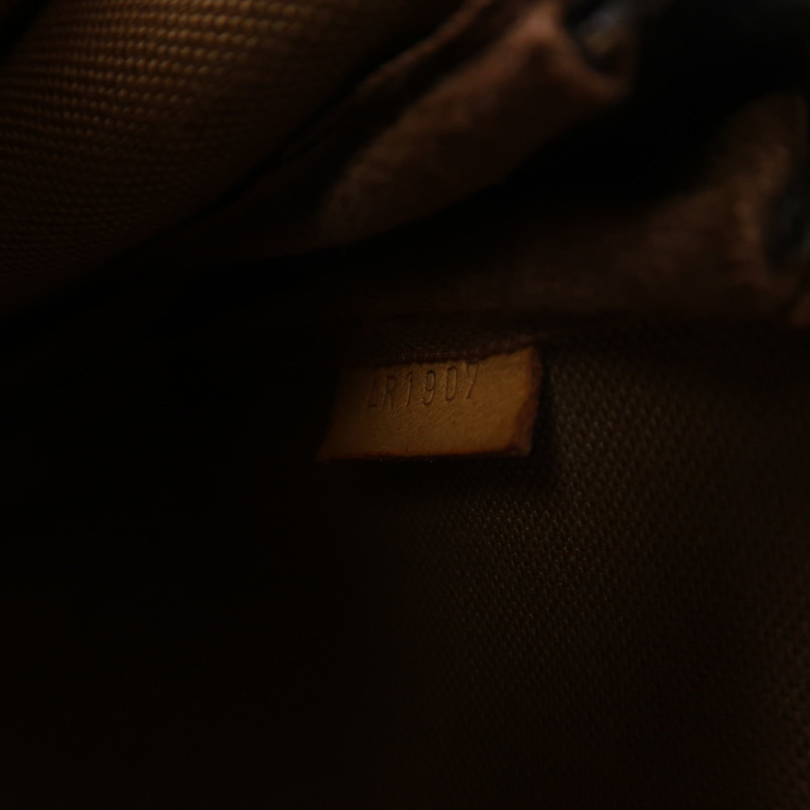 LOUIS VUITTON Monogram Pochette Accessoire金扣手拿包啡色