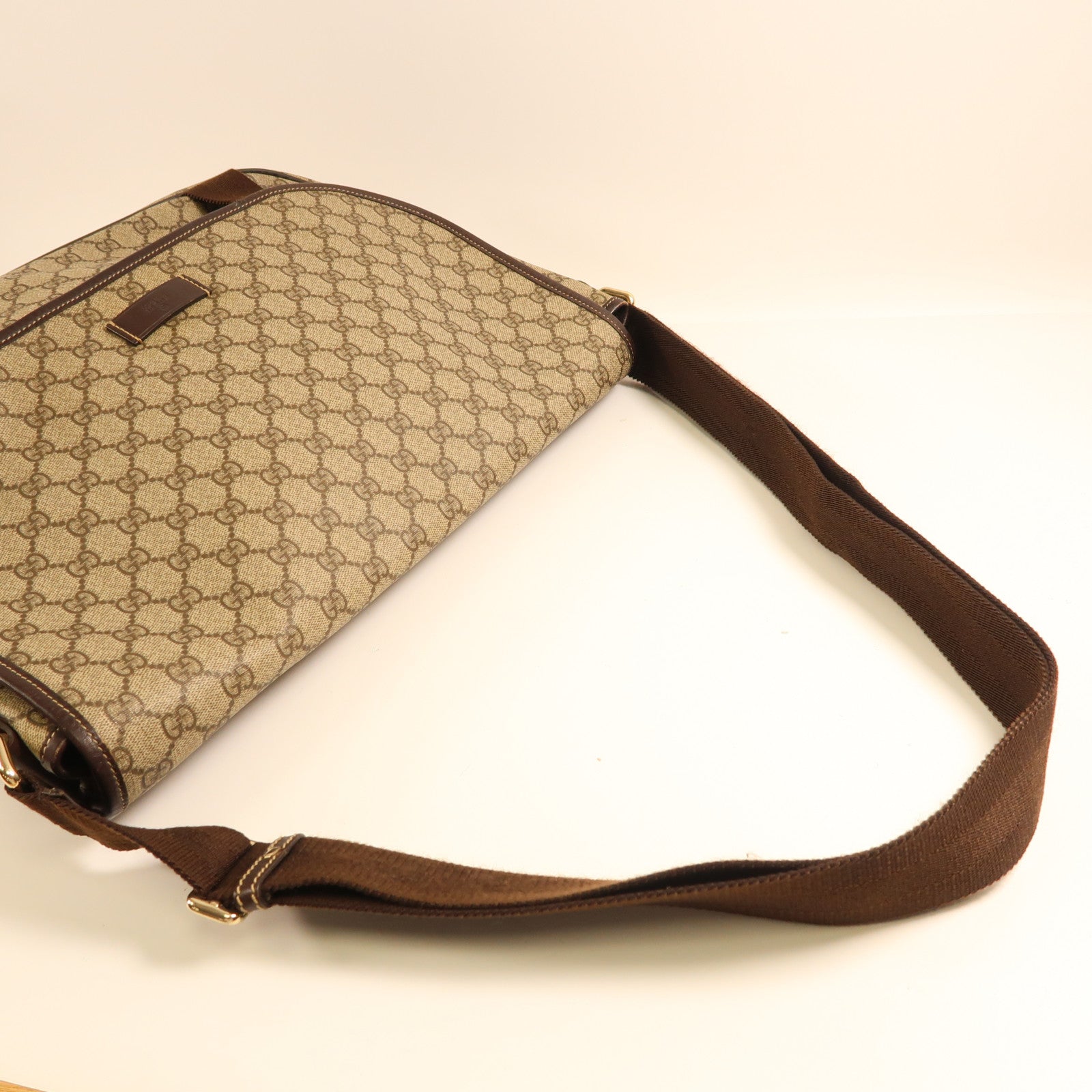 GUCCI 塗層帆布Messenger Bag金扣肩背袋米色