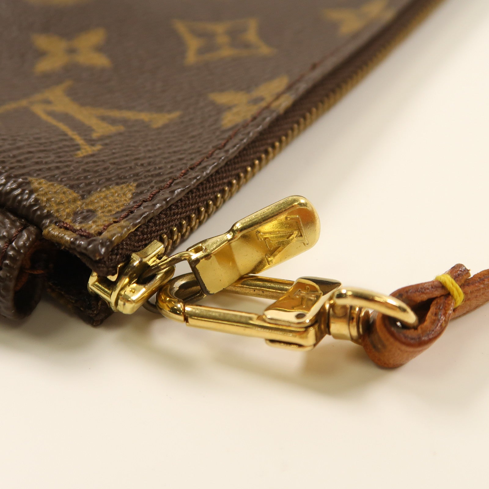 LOUIS VUITTON Monogram Pochette Accessoire金扣手拿包啡色