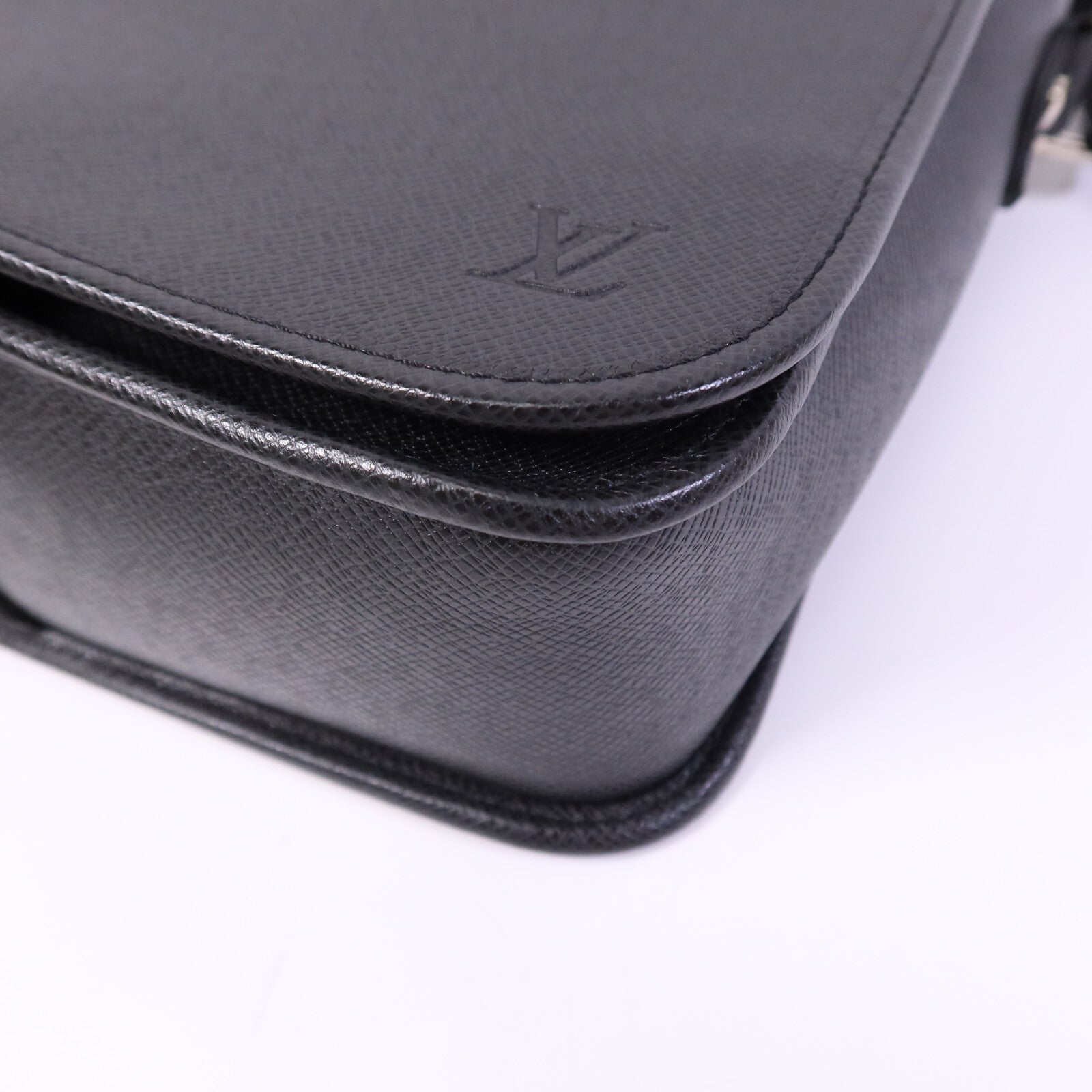 LOUIS VUITTON Taiga Andrei銀扣肩背袋