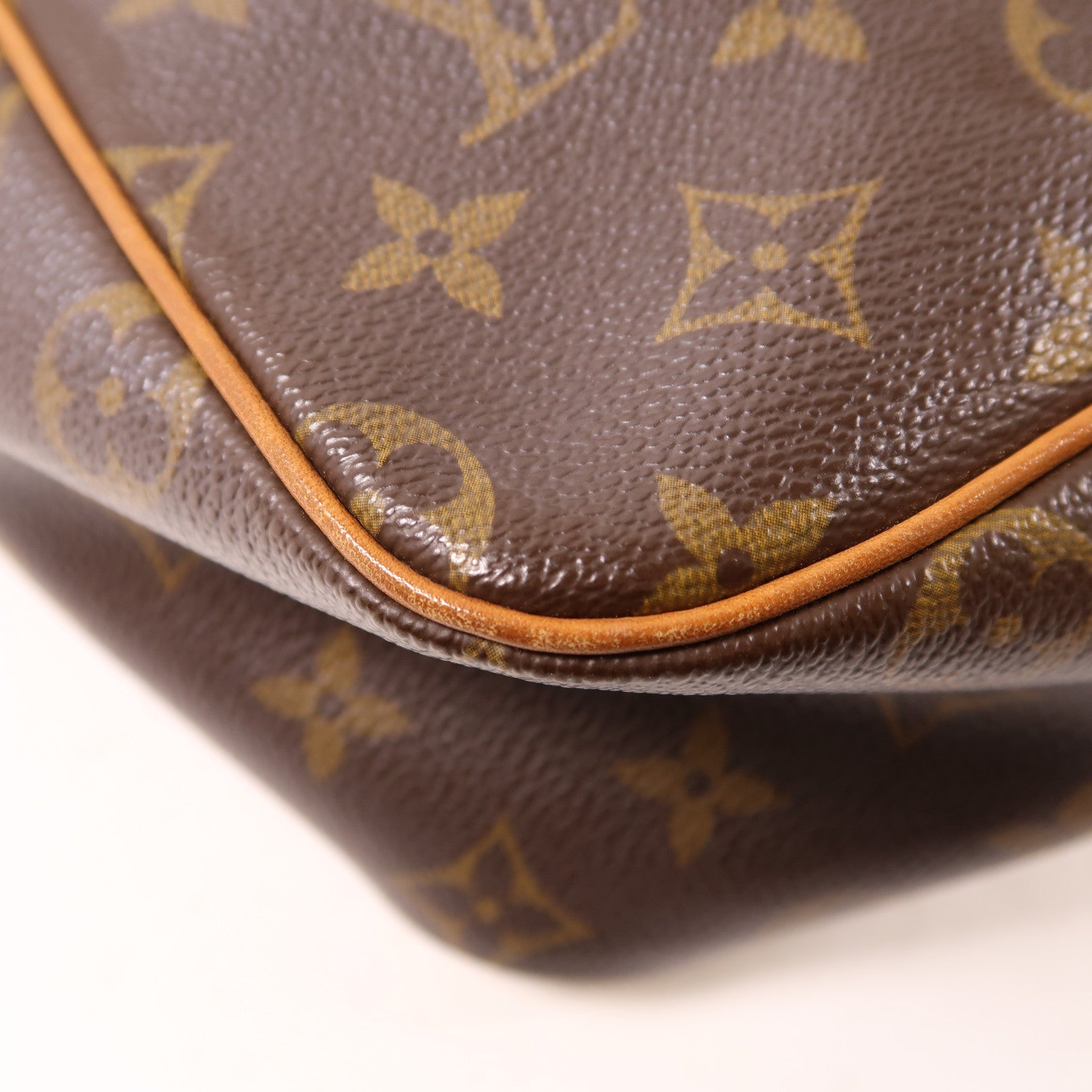 LOUIS VUITTON Monogram Viva Cite GM金扣肩背袋啡色 21 results are available, use up and down arrow keys to navigate.