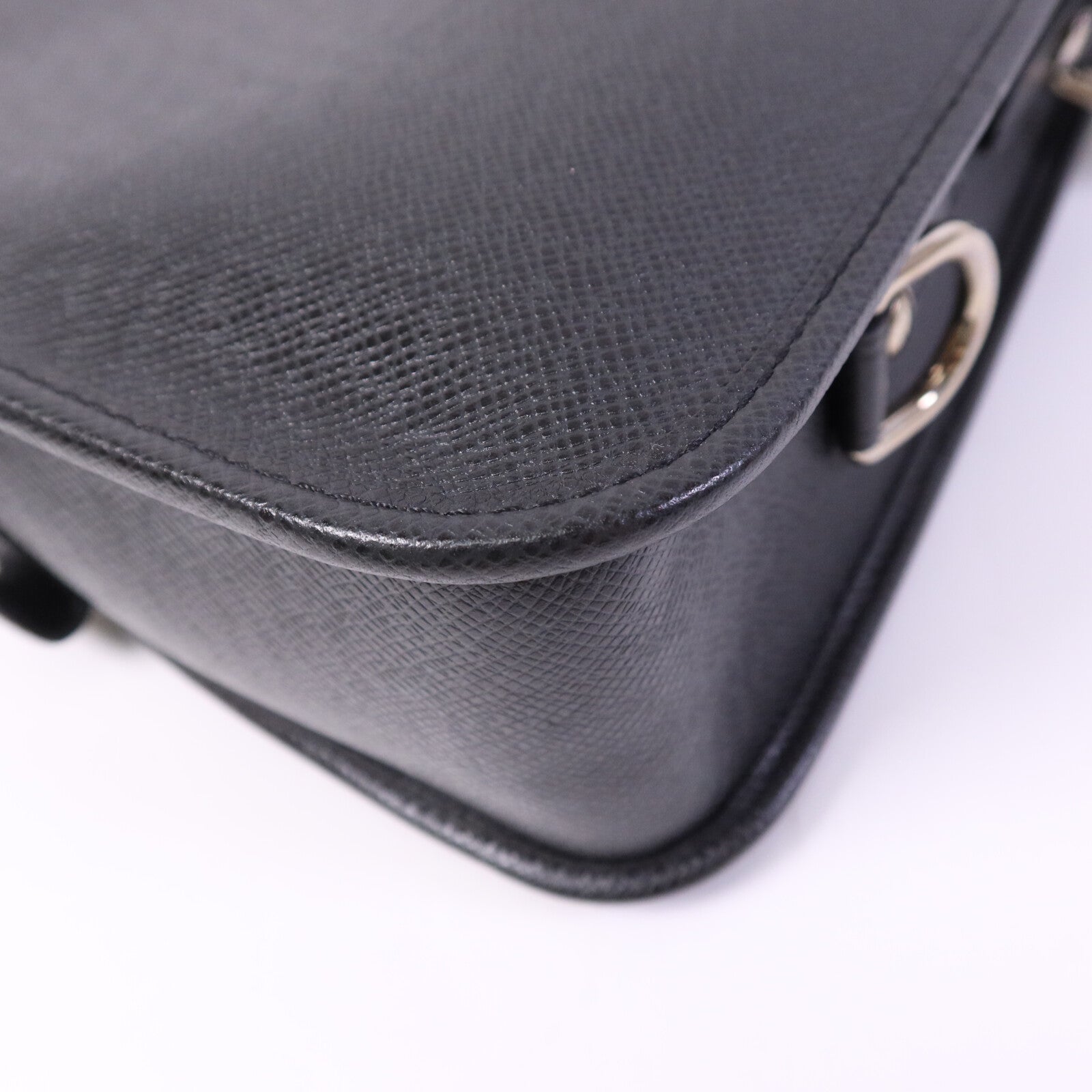 LOUIS VUITTON Taiga Andrei銀扣肩背袋