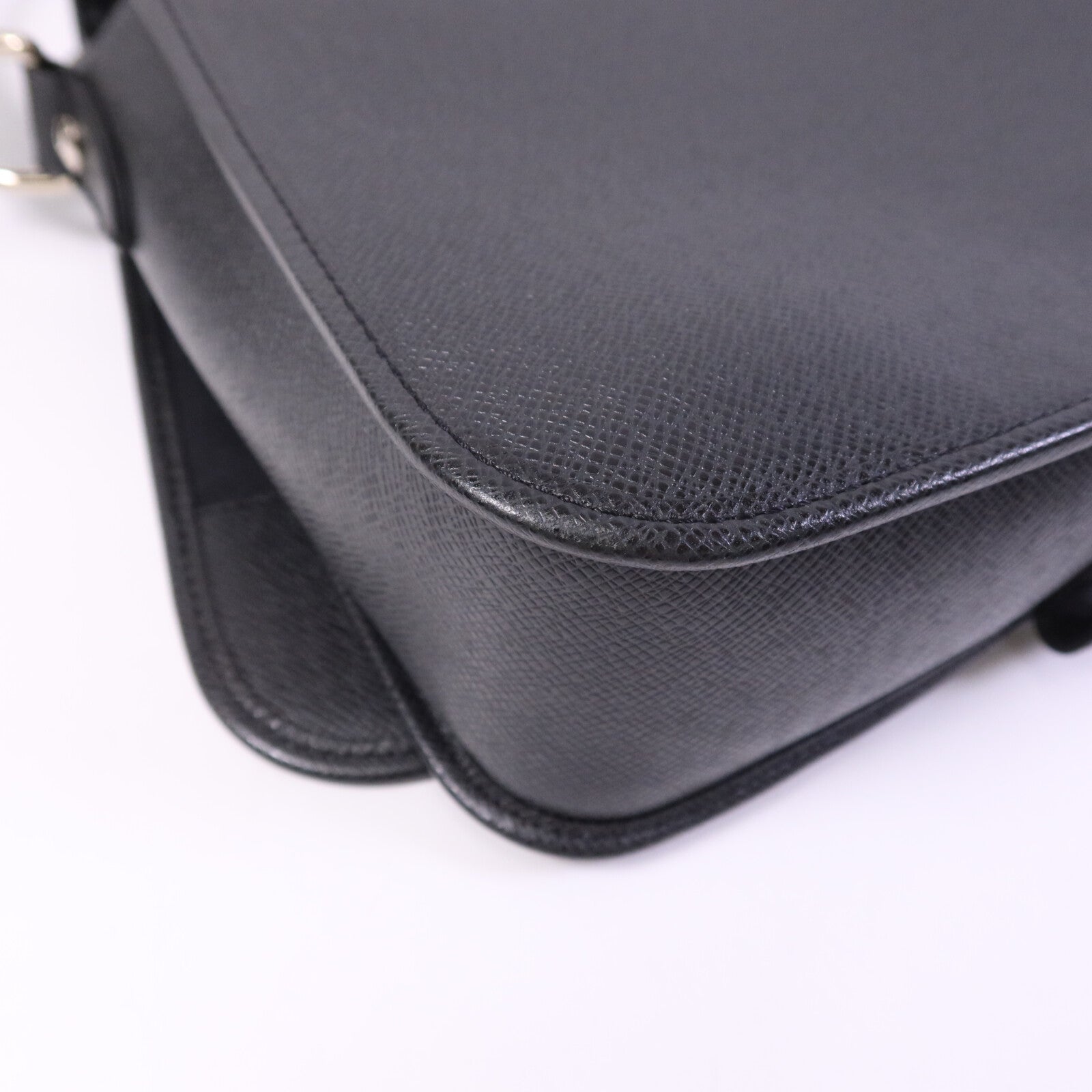 LOUIS VUITTON Taiga Andrei銀扣肩背袋