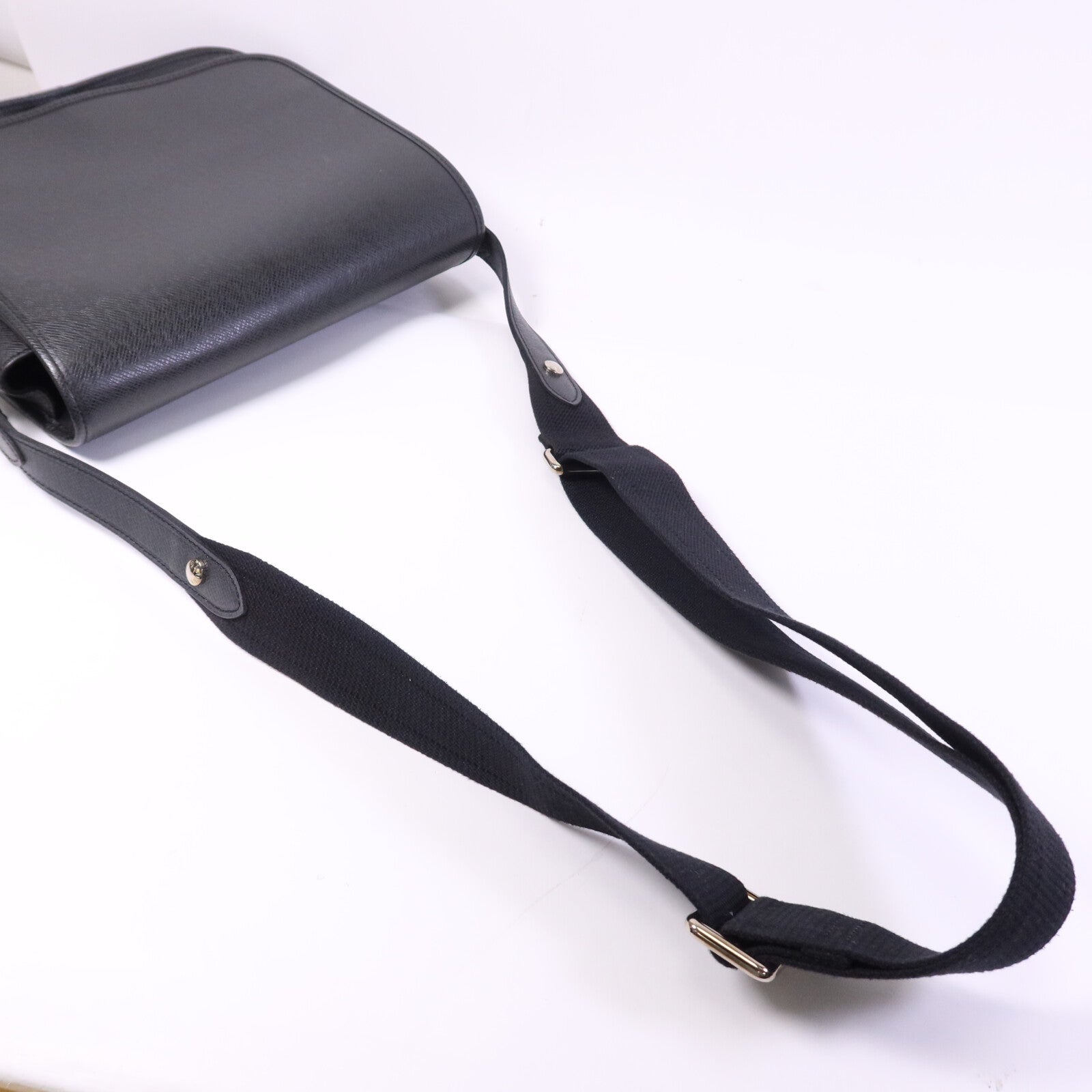 LOUIS VUITTON Taiga Andrei銀扣肩背袋