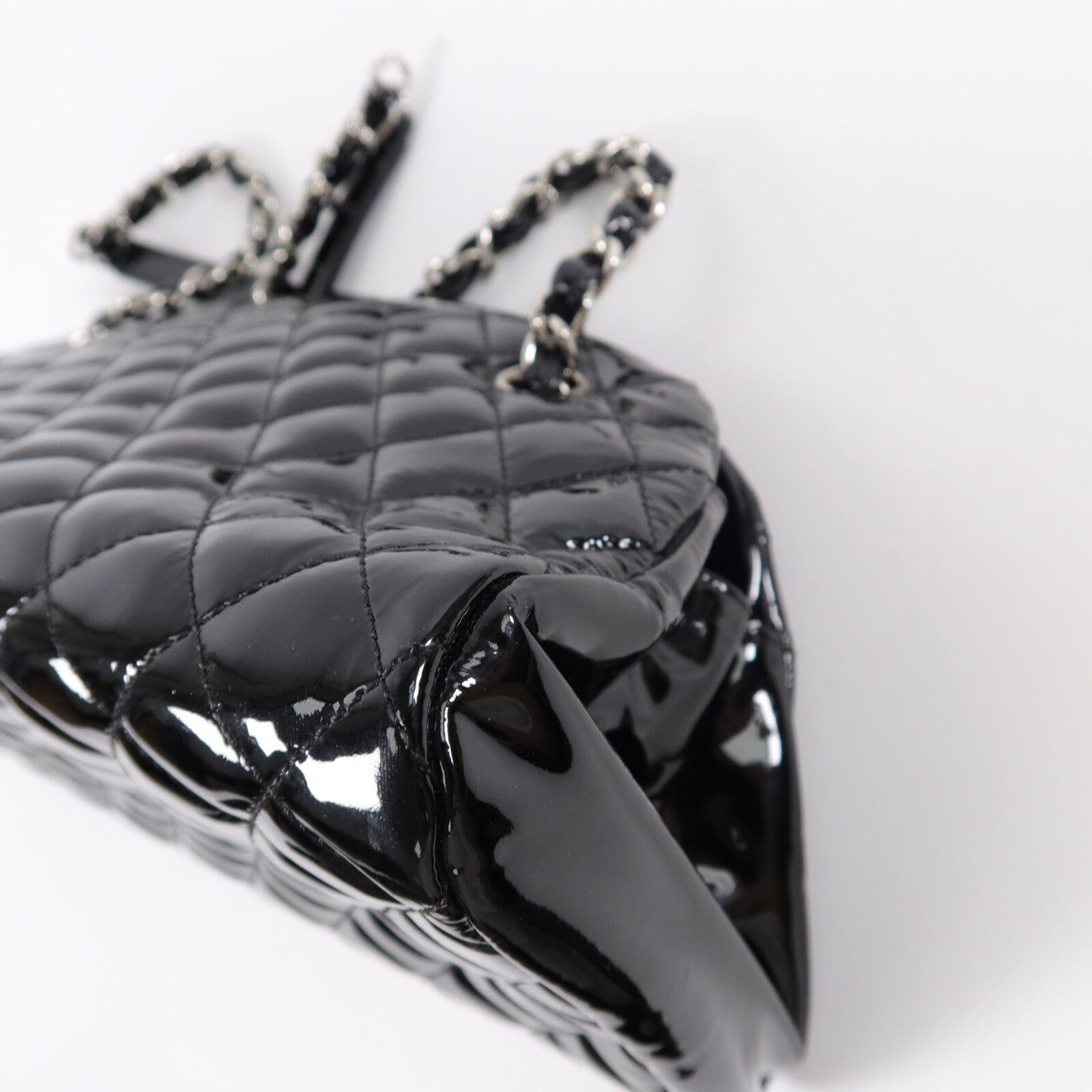 CHANEL 漆皮皮革Mademoiselle Bowling鏈帶肩背袋