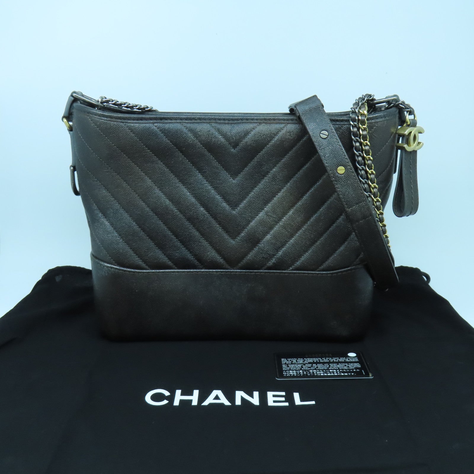 CHANEL 【均一特價】Caviar皮革Chevron Gabrielle Medium鏈帶肩背袋銀色