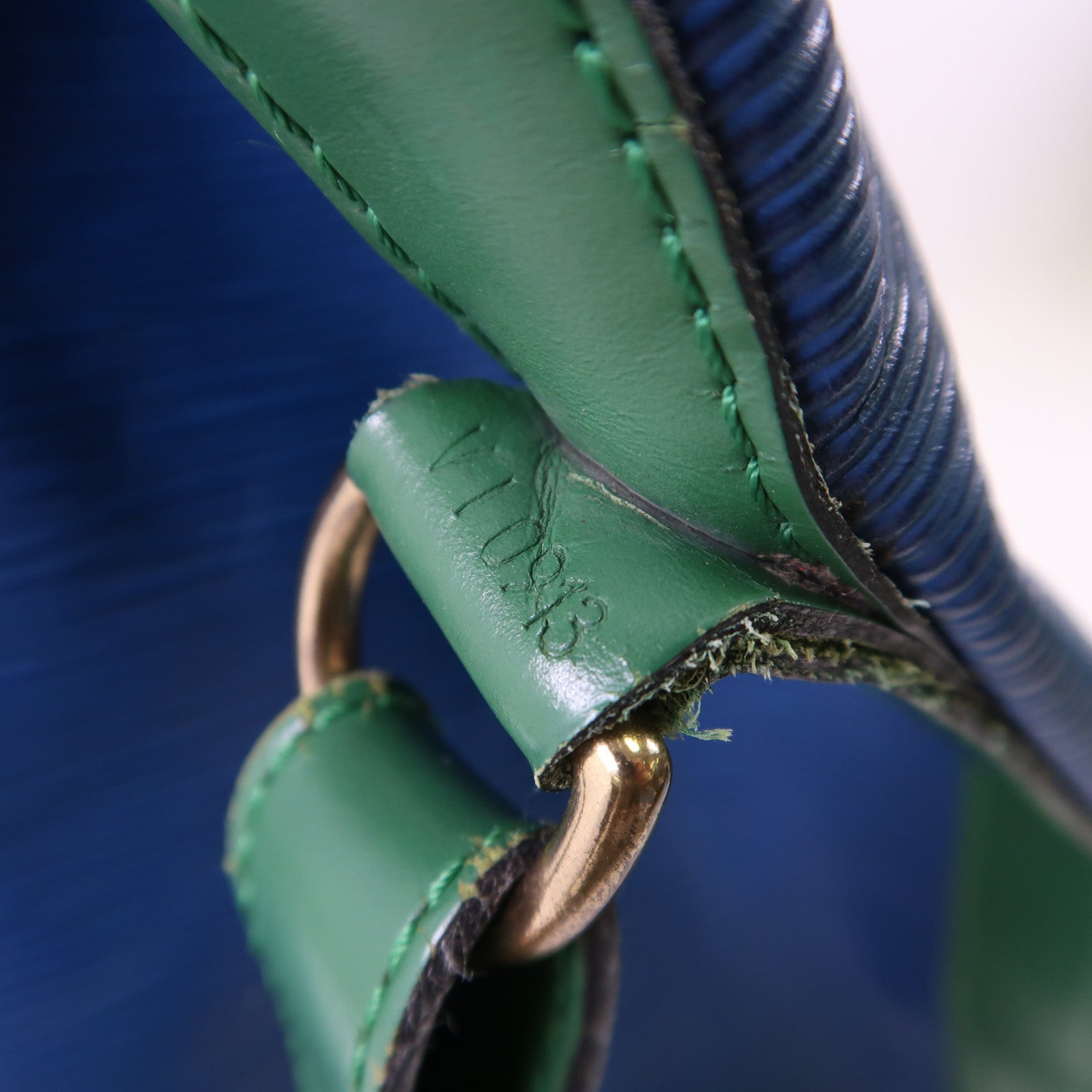 LOUIS VUITTON Epi Noe金扣肩背袋