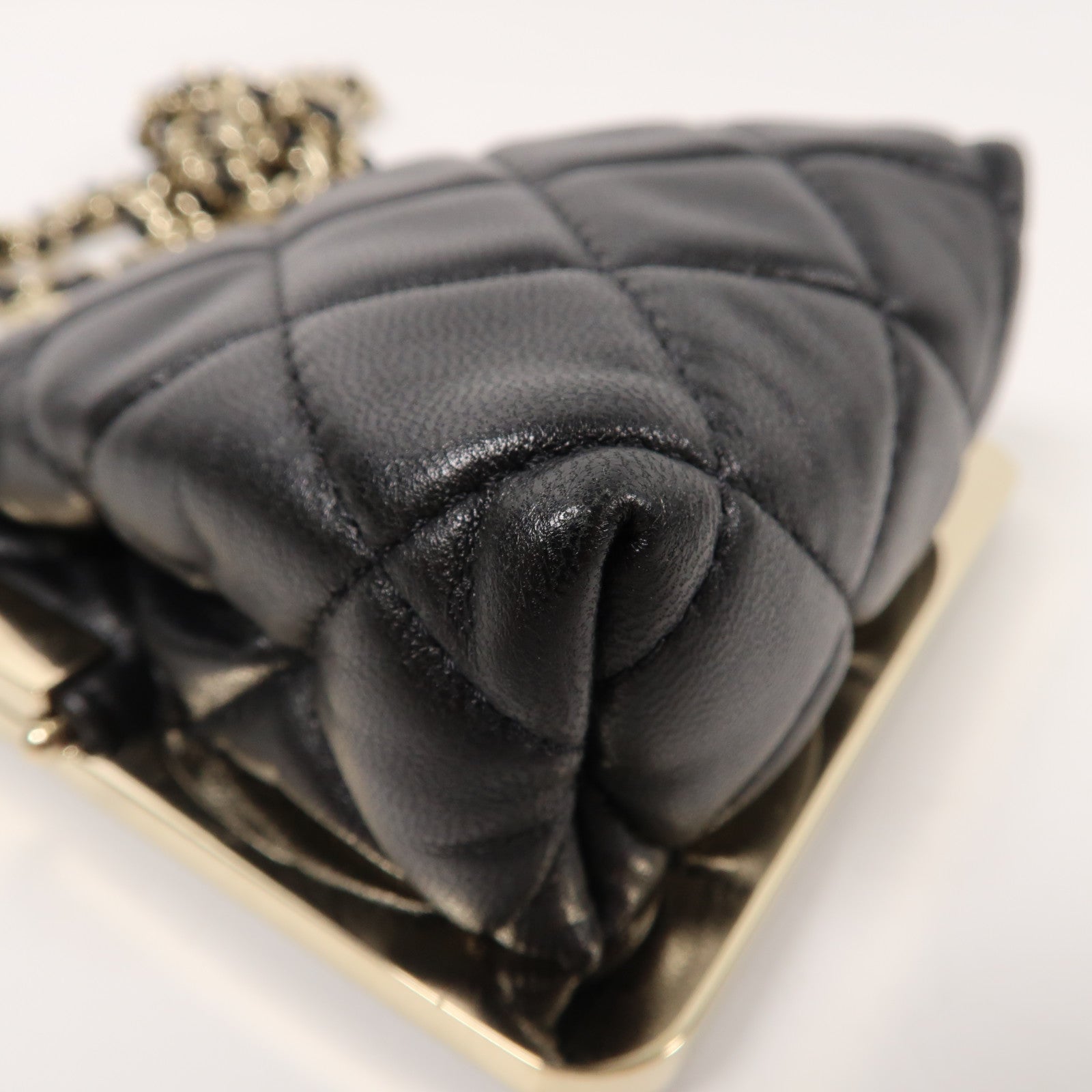 CHANEL 菱格皮革Chain Clutch金扣肩背袋黑色