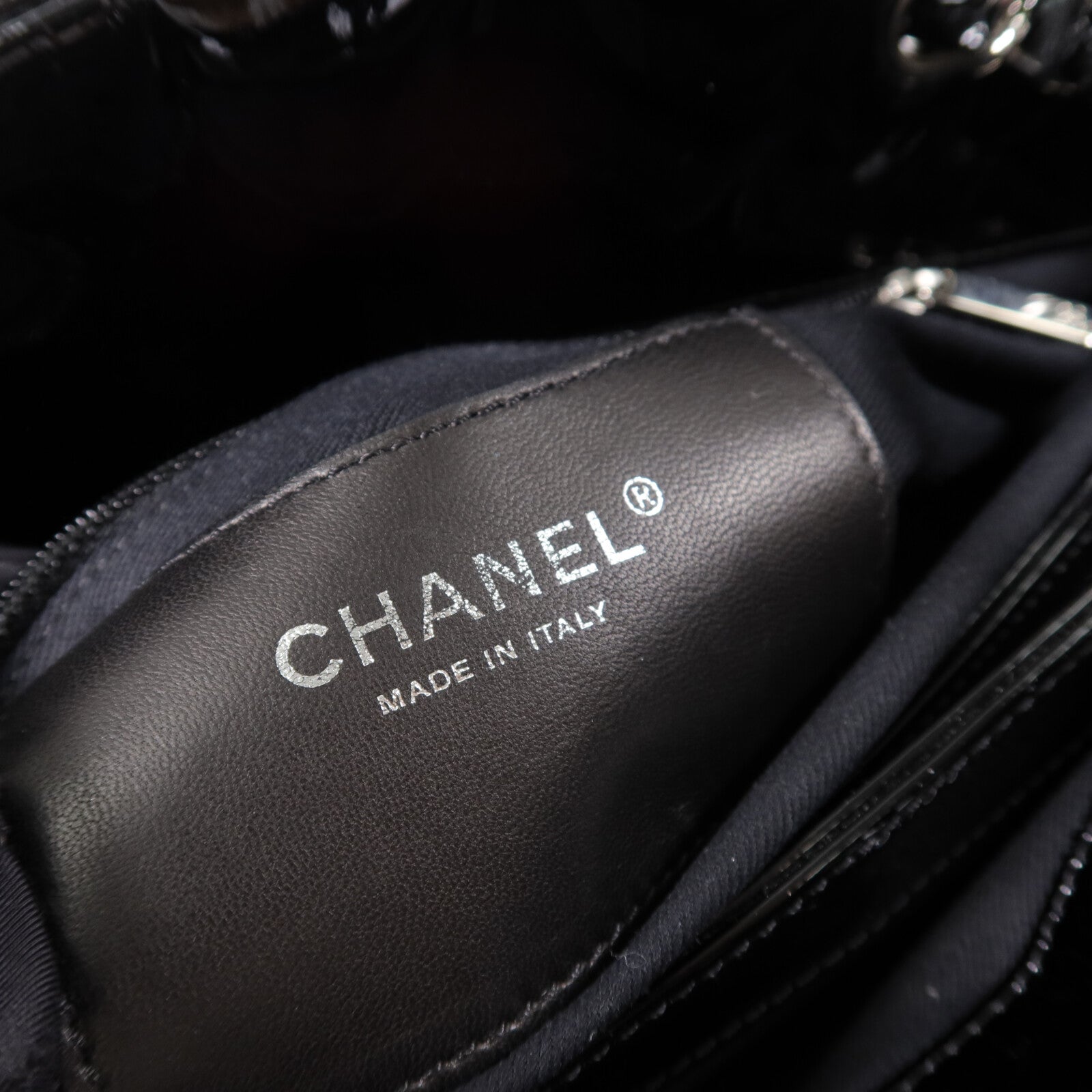 CHANEL 漆皮皮革Mademoiselle Bowling鏈帶肩背袋