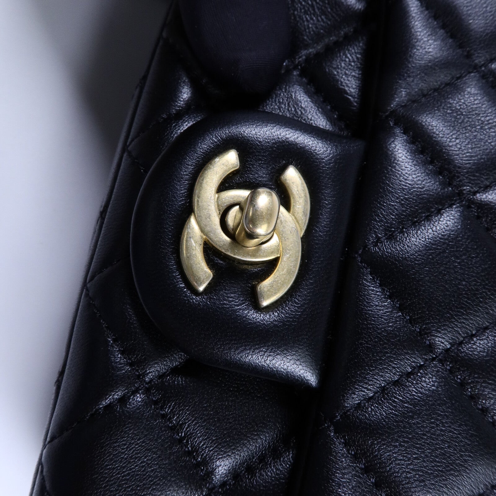 CHANEL 羊皮皮革Mini Classic 17 Gold Ball鏈帶肩背袋