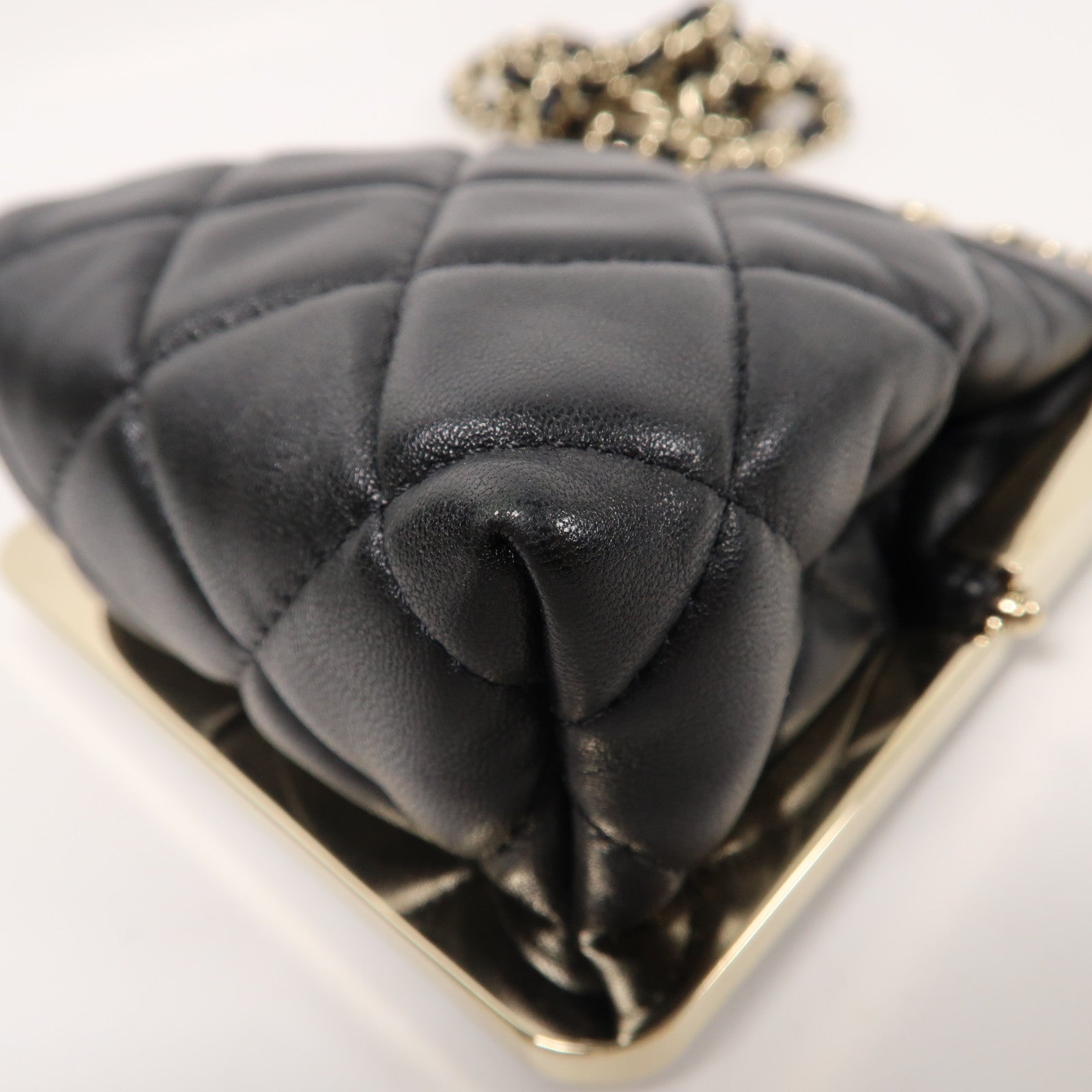 CHANEL 菱格皮革Chain Clutch金扣肩背袋黑色