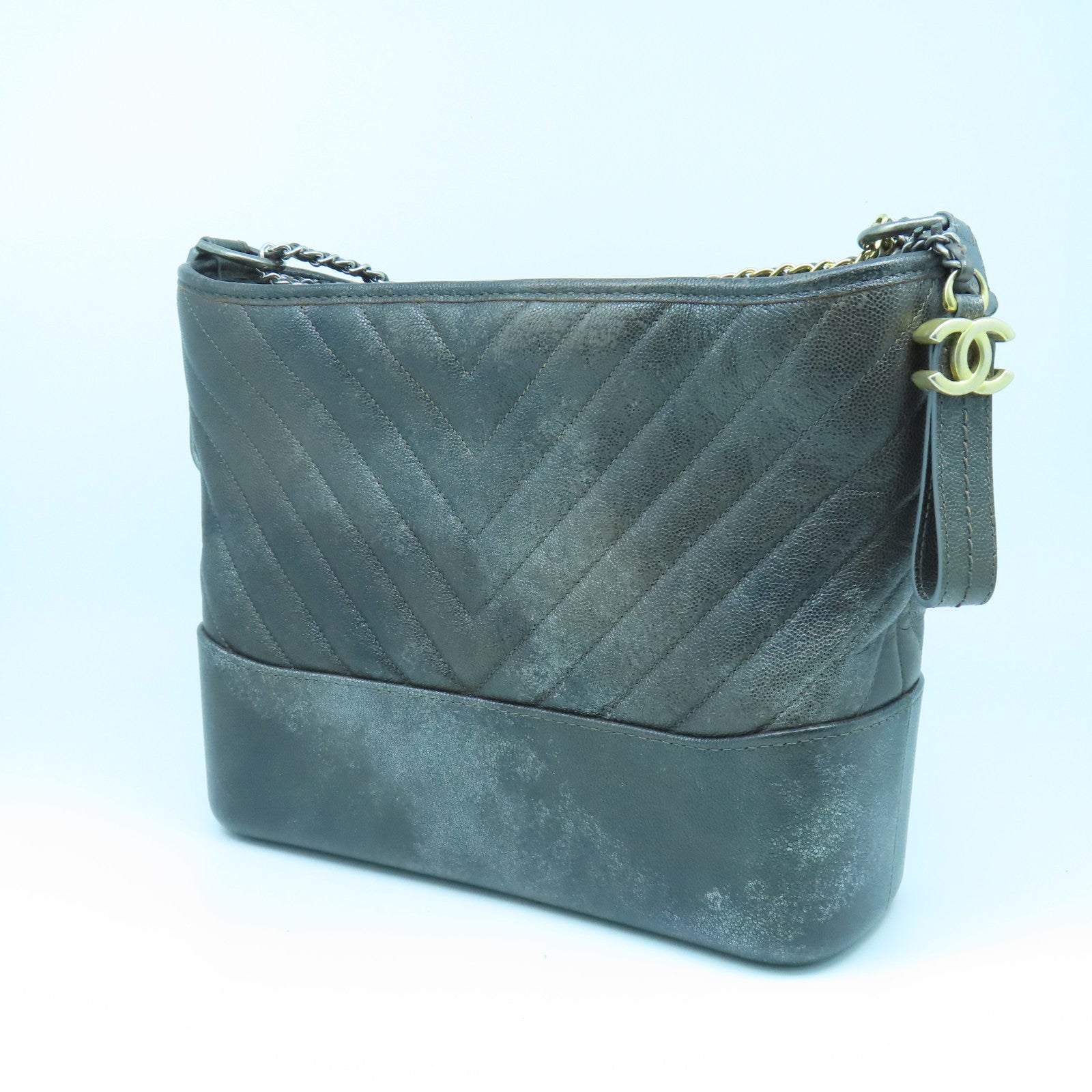CHANEL 【均一特價】Caviar皮革Chevron Gabrielle Medium鏈帶肩背袋銀色