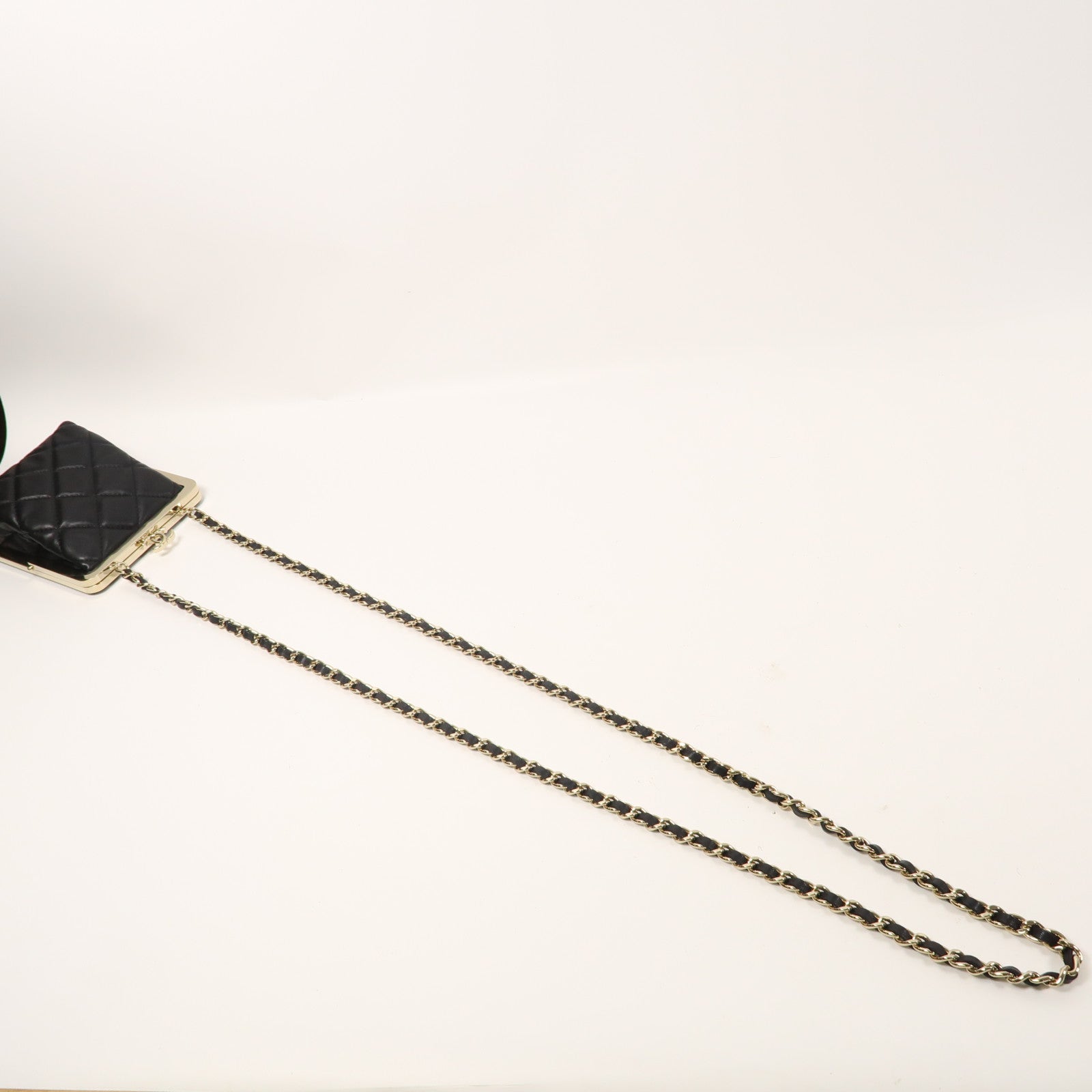CHANEL 菱格皮革Chain Clutch金扣肩背袋黑色