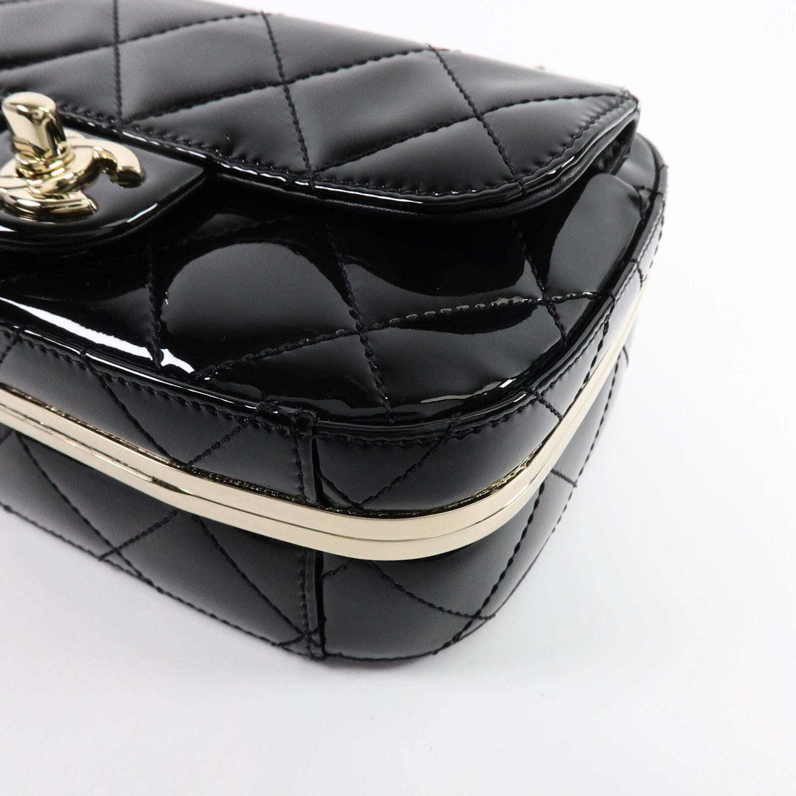 CHANEL 漆皮皮革Mini Camera Case鏈帶肩背袋