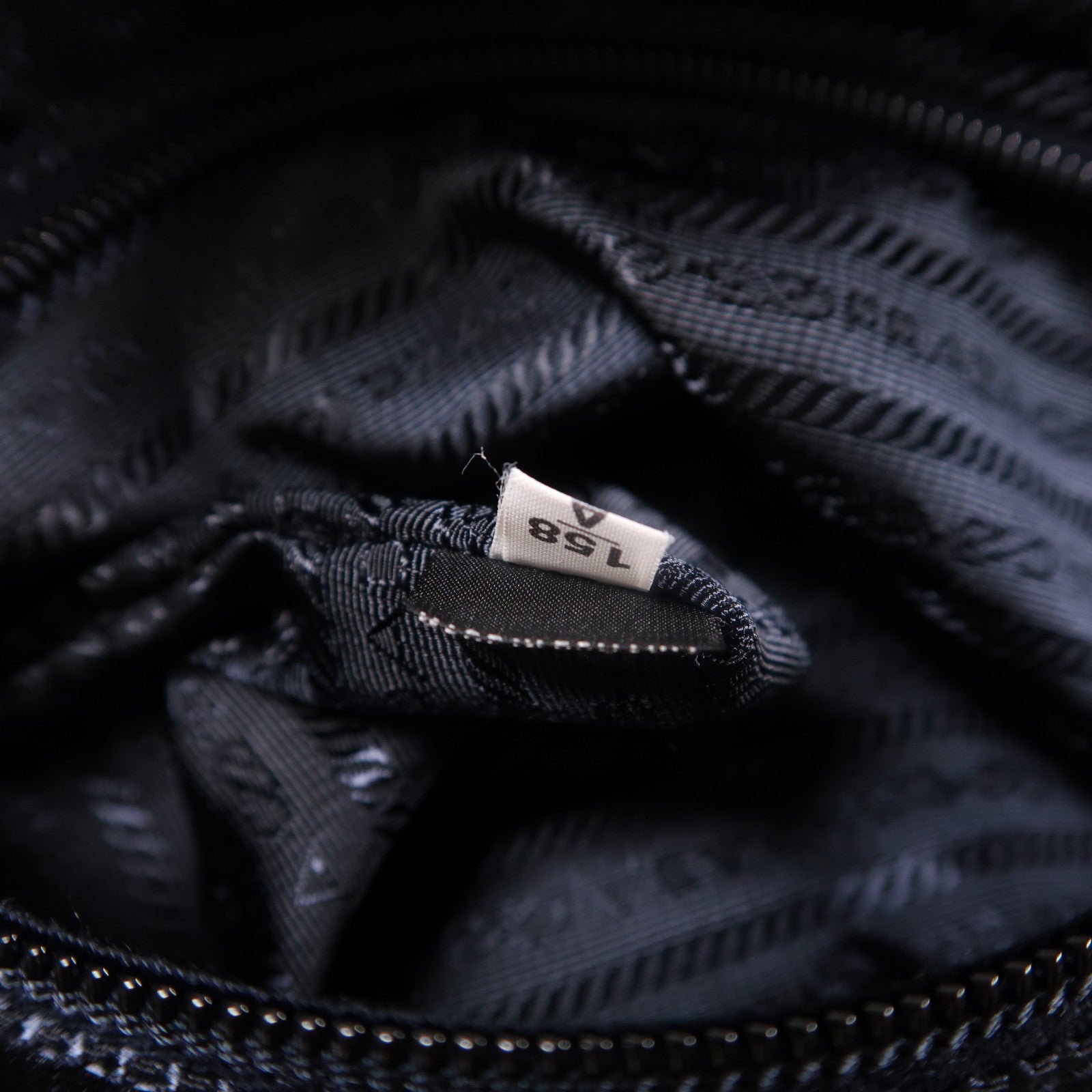 PRADA 尼龍Backpack銀扣背包