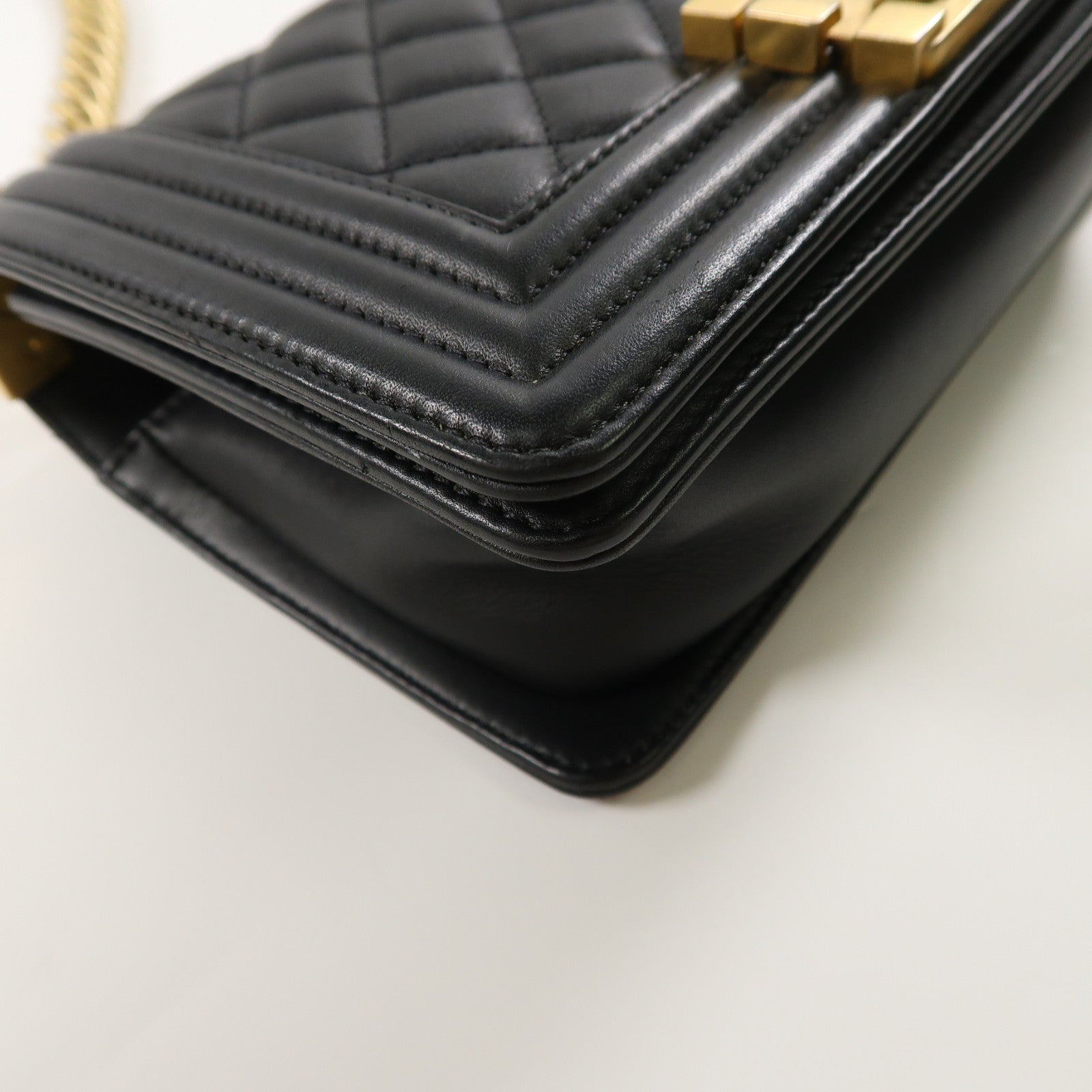 CHANEL 菱格皮革Boy 20金扣鏈帶肩背袋黑色