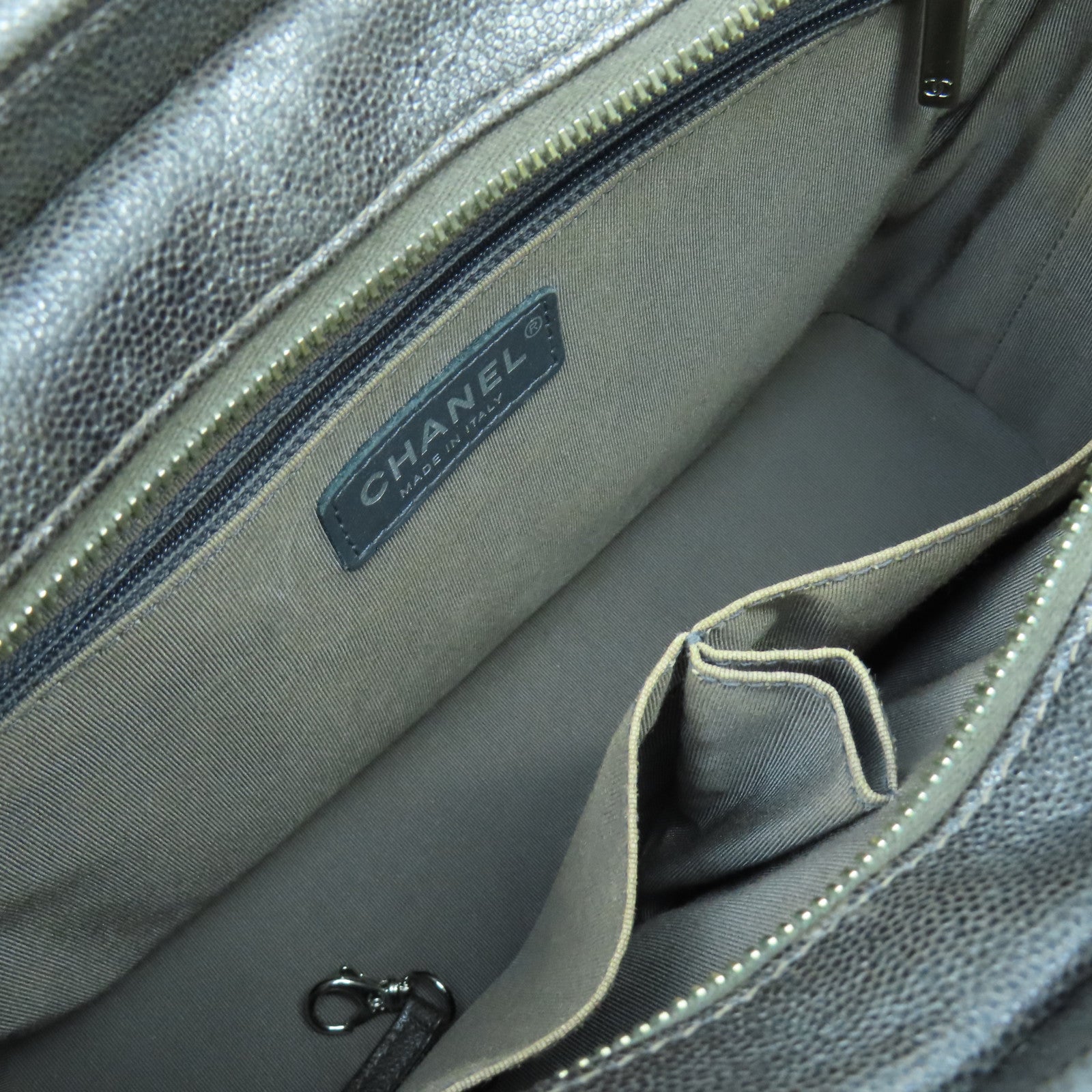 CHANEL 【均一特價】Caviar皮革Chevron Gabrielle Medium鏈帶肩背袋銀色