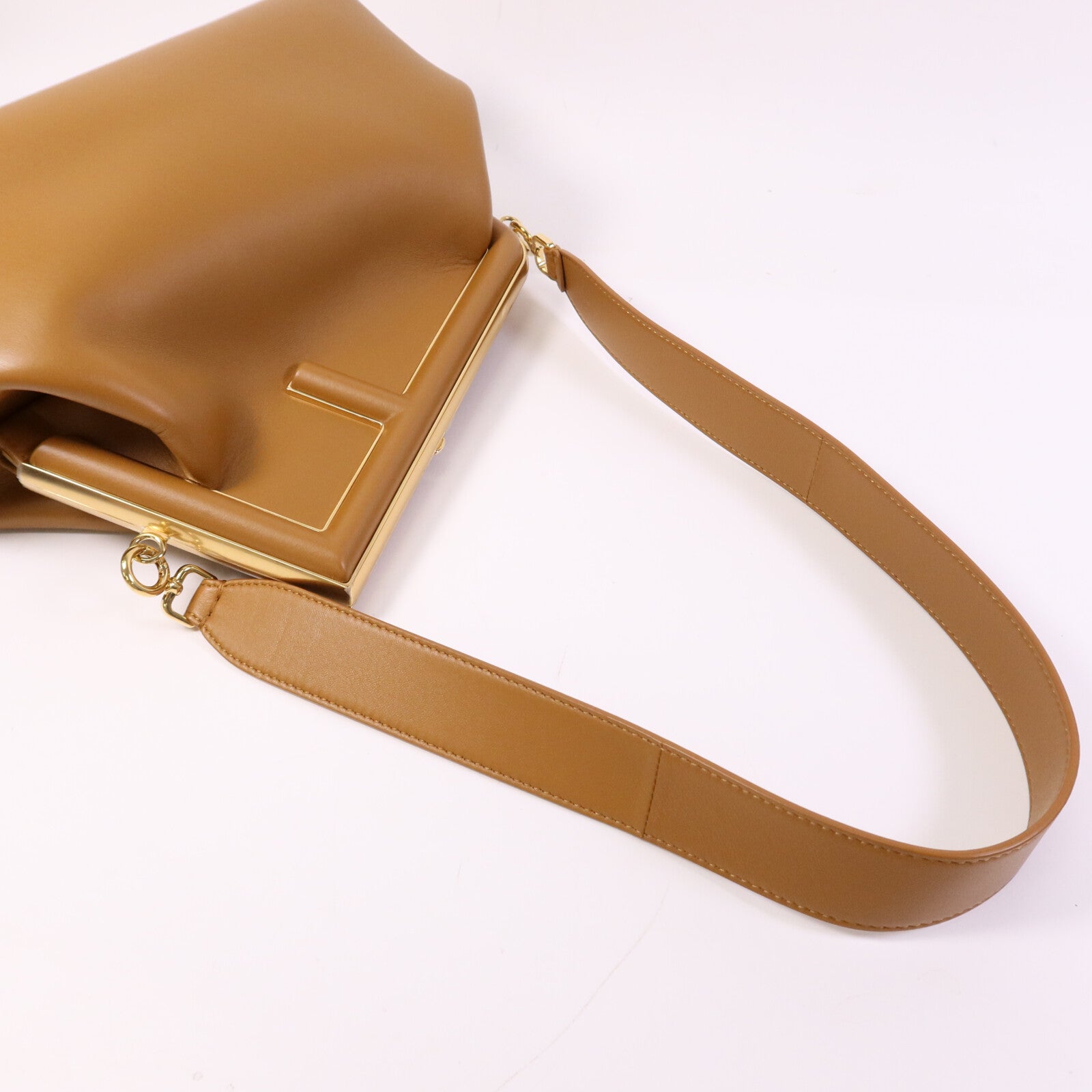 FENDI 牛皮皮革First Medium金扣肩背袋