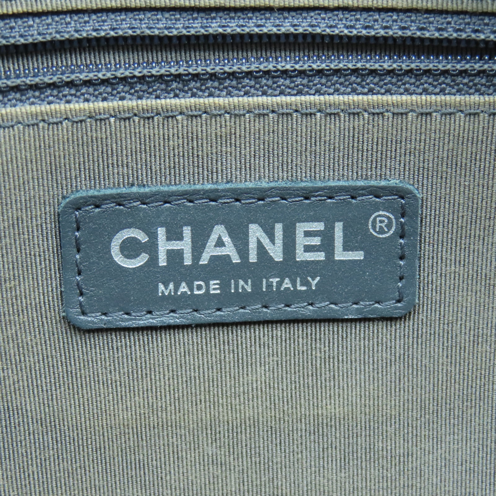 CHANEL 【均一特價】Caviar皮革Chevron Gabrielle Medium鏈帶肩背袋銀色