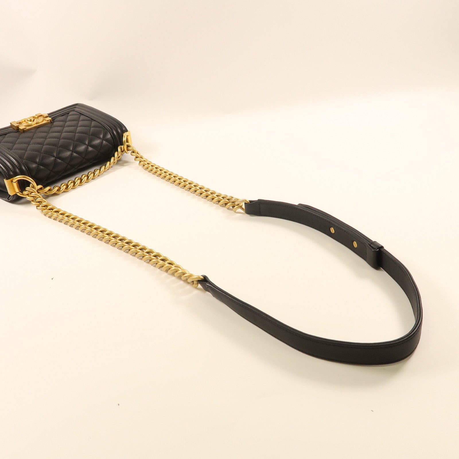 CHANEL 菱格皮革Boy 20金扣鏈帶肩背袋黑色