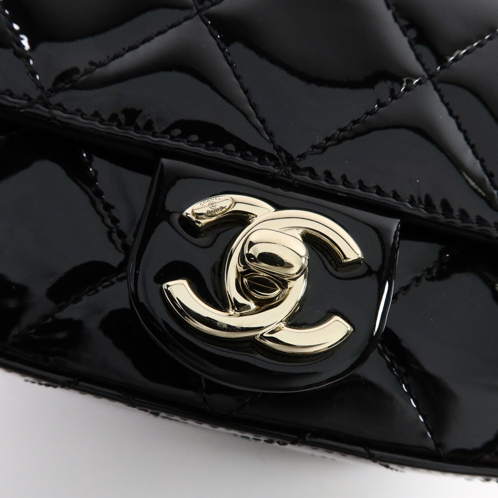 CHANEL 漆皮皮革Mini Camera Case鏈帶肩背袋