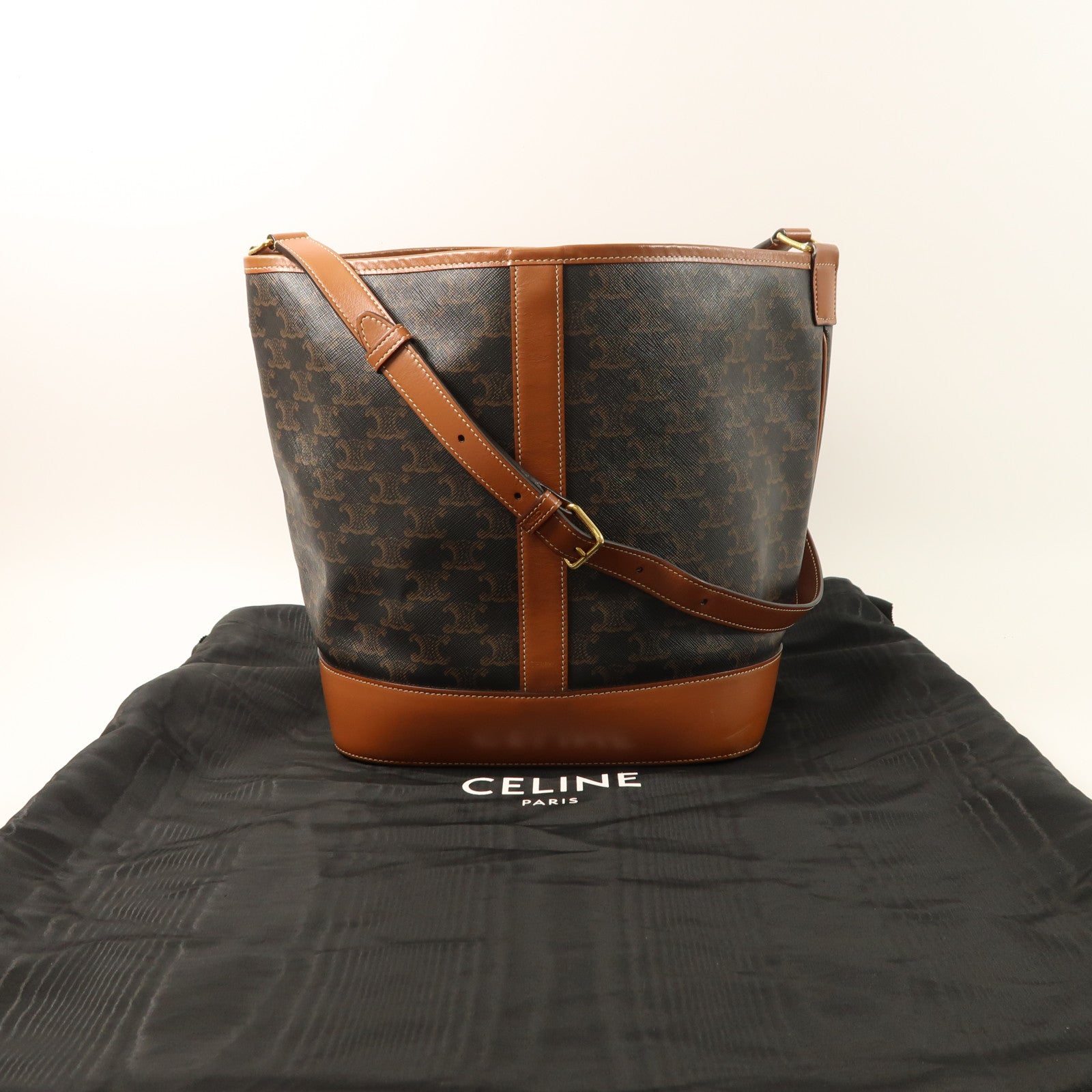 CELINE 塗層帆布Medium Bucket In Triomphe金扣肩背袋