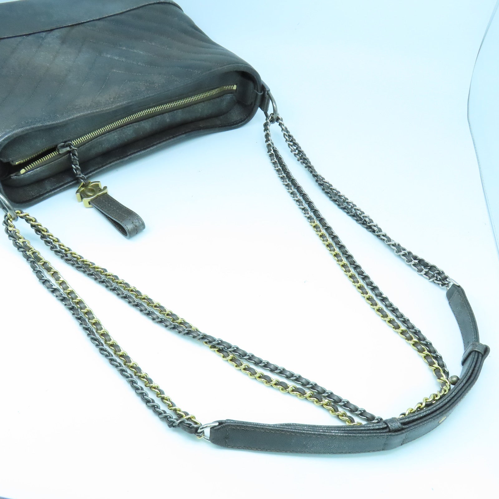 CHANEL 【均一特價】Caviar皮革Chevron Gabrielle Medium鏈帶肩背袋銀色
