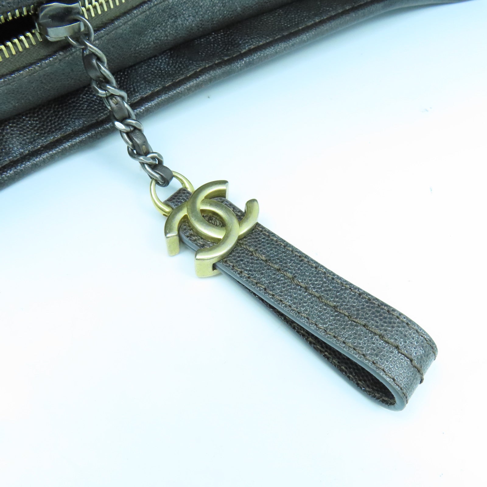 CHANEL 【均一特價】Caviar皮革Chevron Gabrielle Medium鏈帶肩背袋銀色